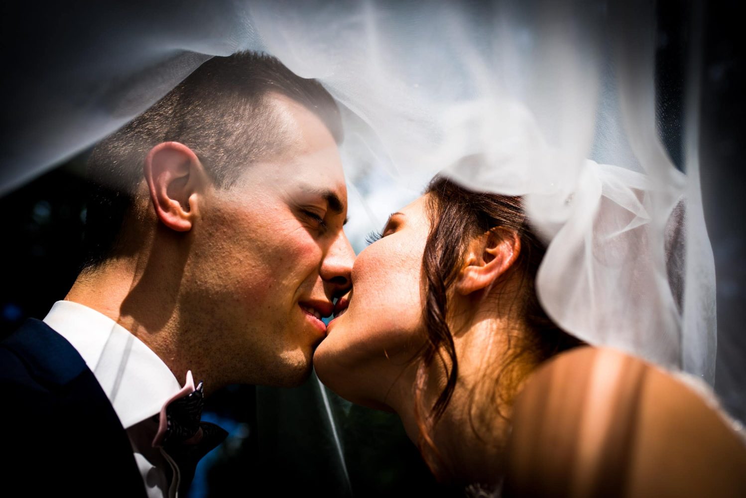 Brautpaar küsst sich beim Paarshooting