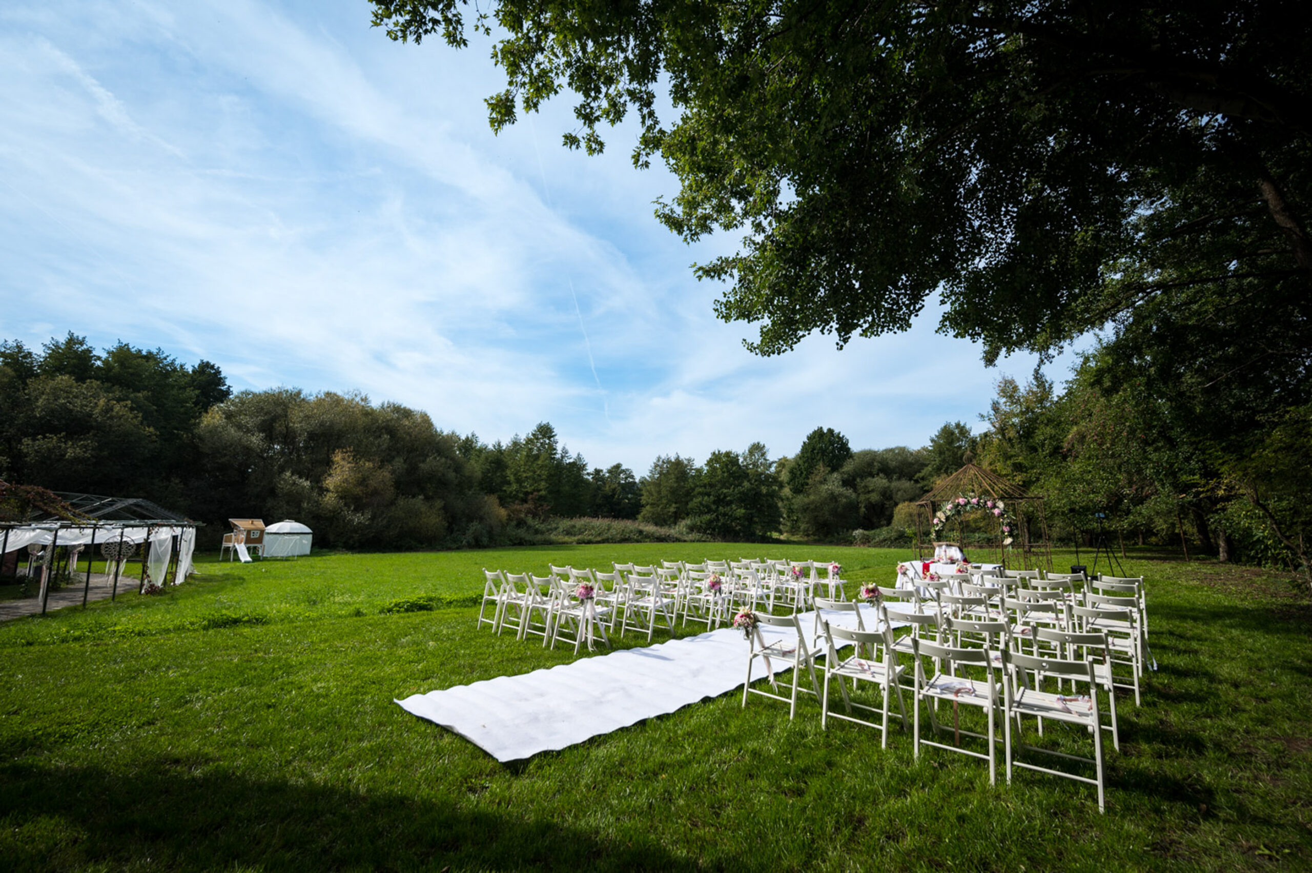 Blick auf eine Freie Trauung in der Hochzeitslokation Obermühle Langenselbold