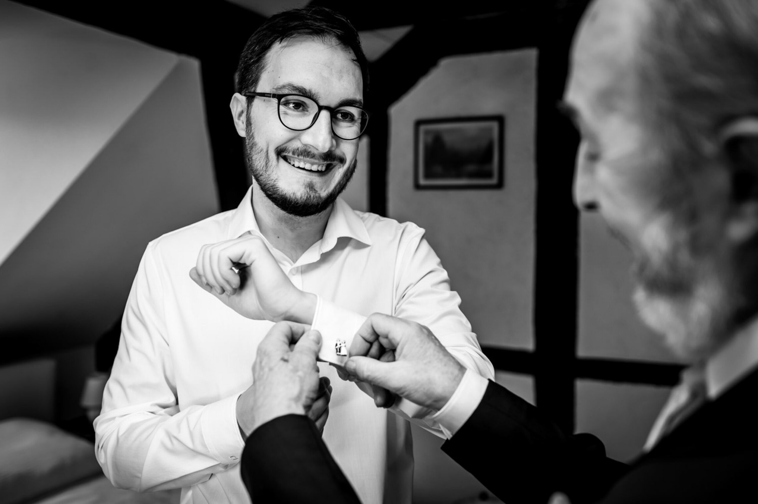 Bräutigam beim getting ready