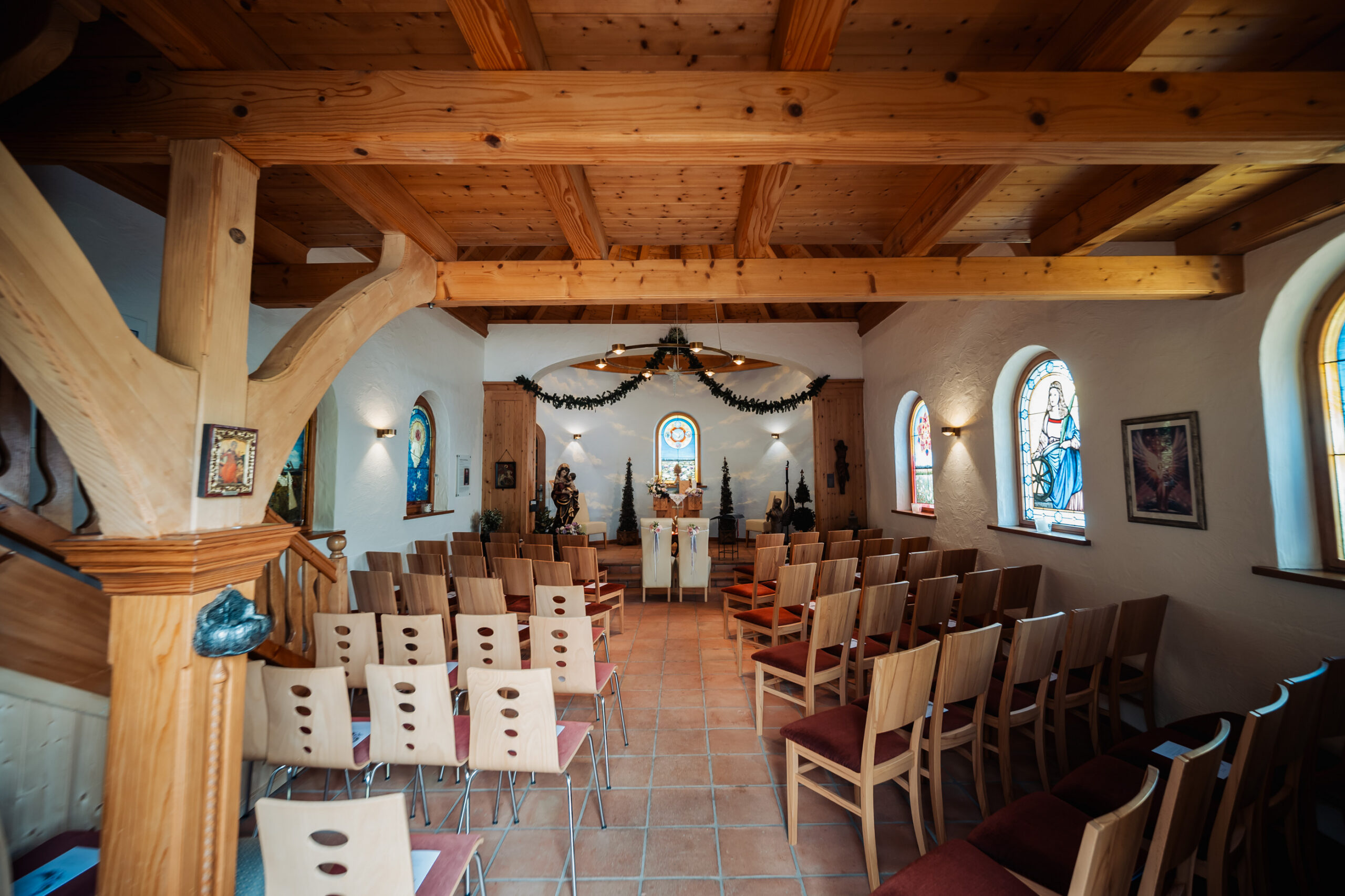 Blick in die Friedenskapelle auf dem Spinnerhof scaled
