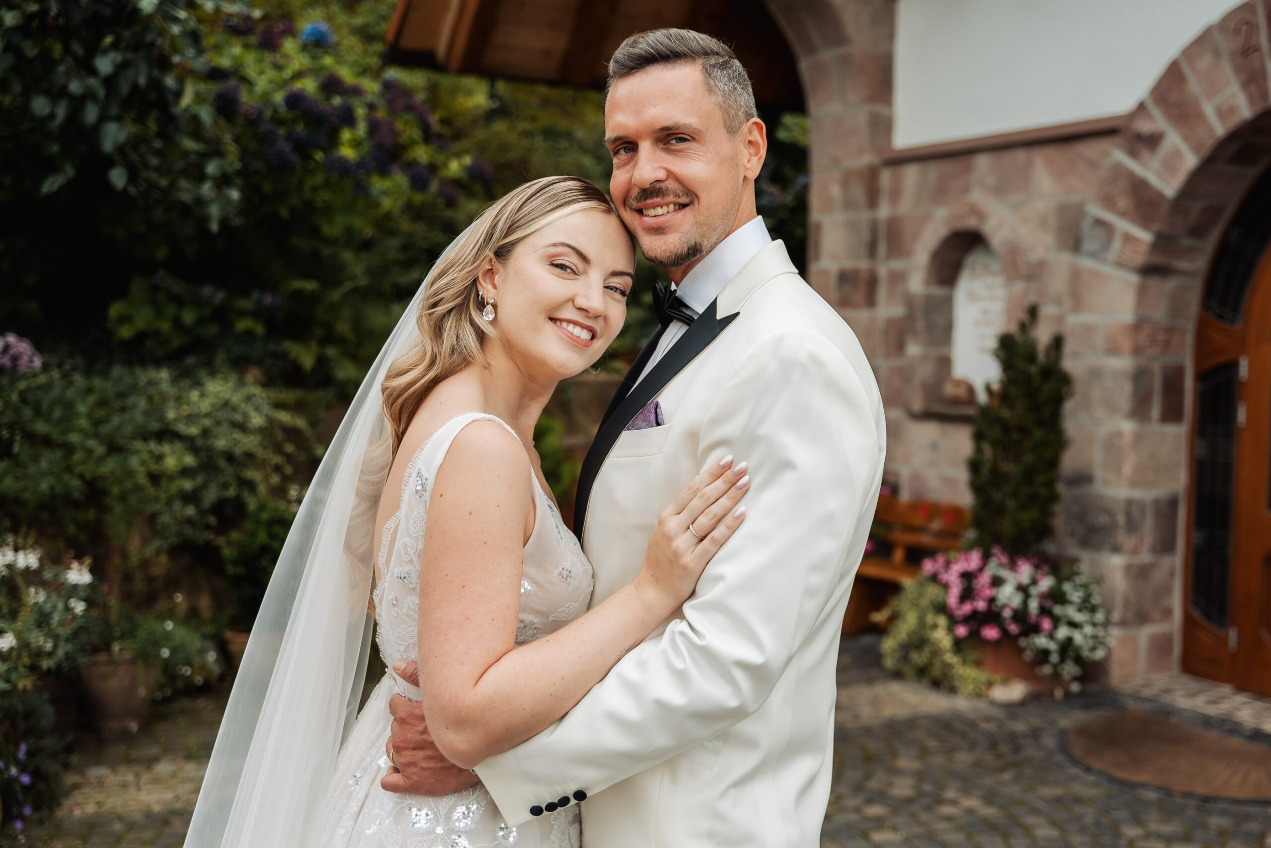 Brautpaar vor der Friedenskapelle