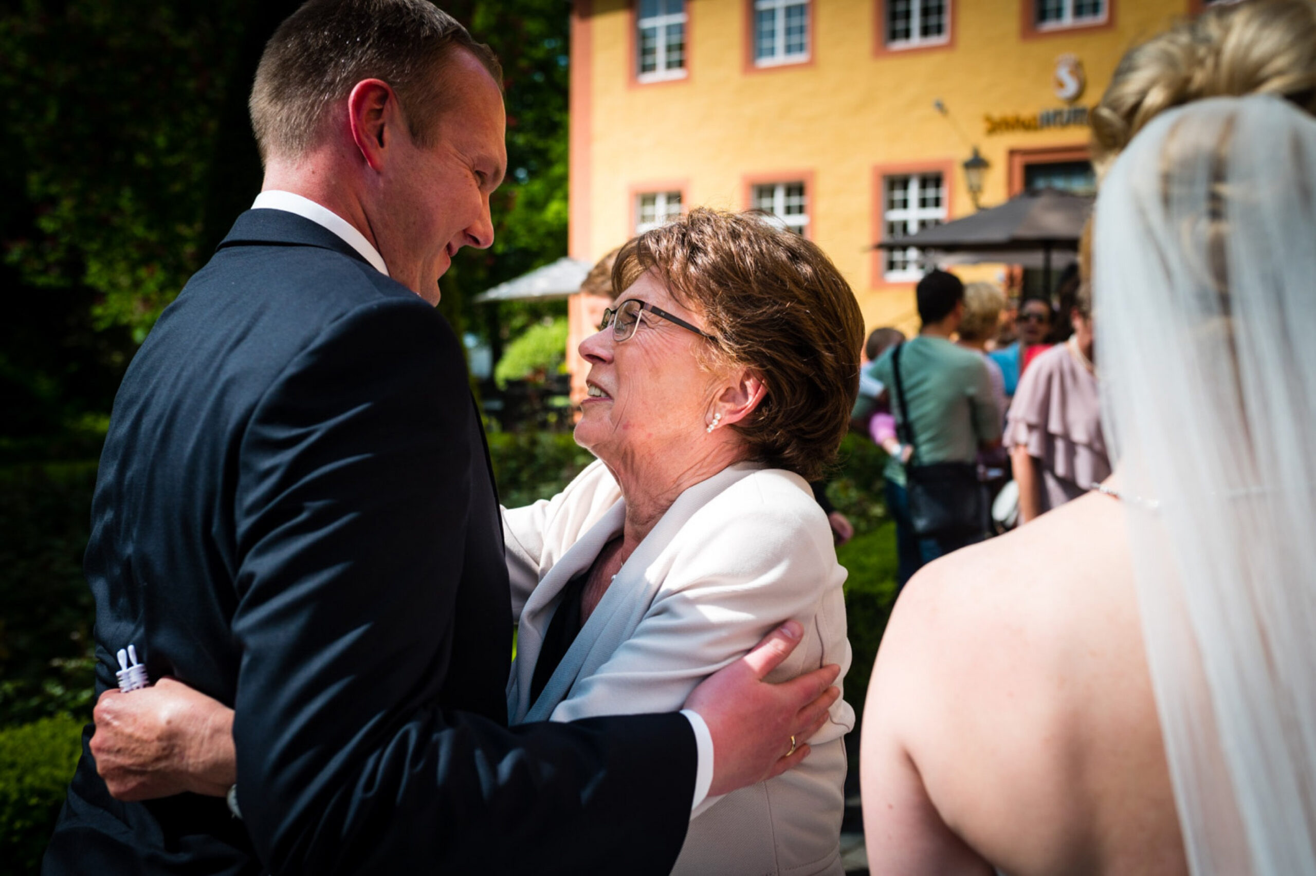 Gratulationen der Gäste nach der Trauung vor dem Schlosshotel Gedern
