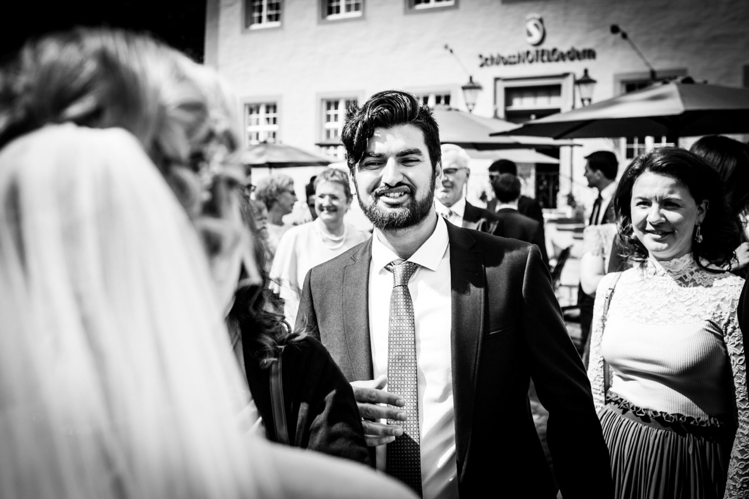 Gratulationen der Gäste nach der Trauung vor dem Schlosshotel Gedern