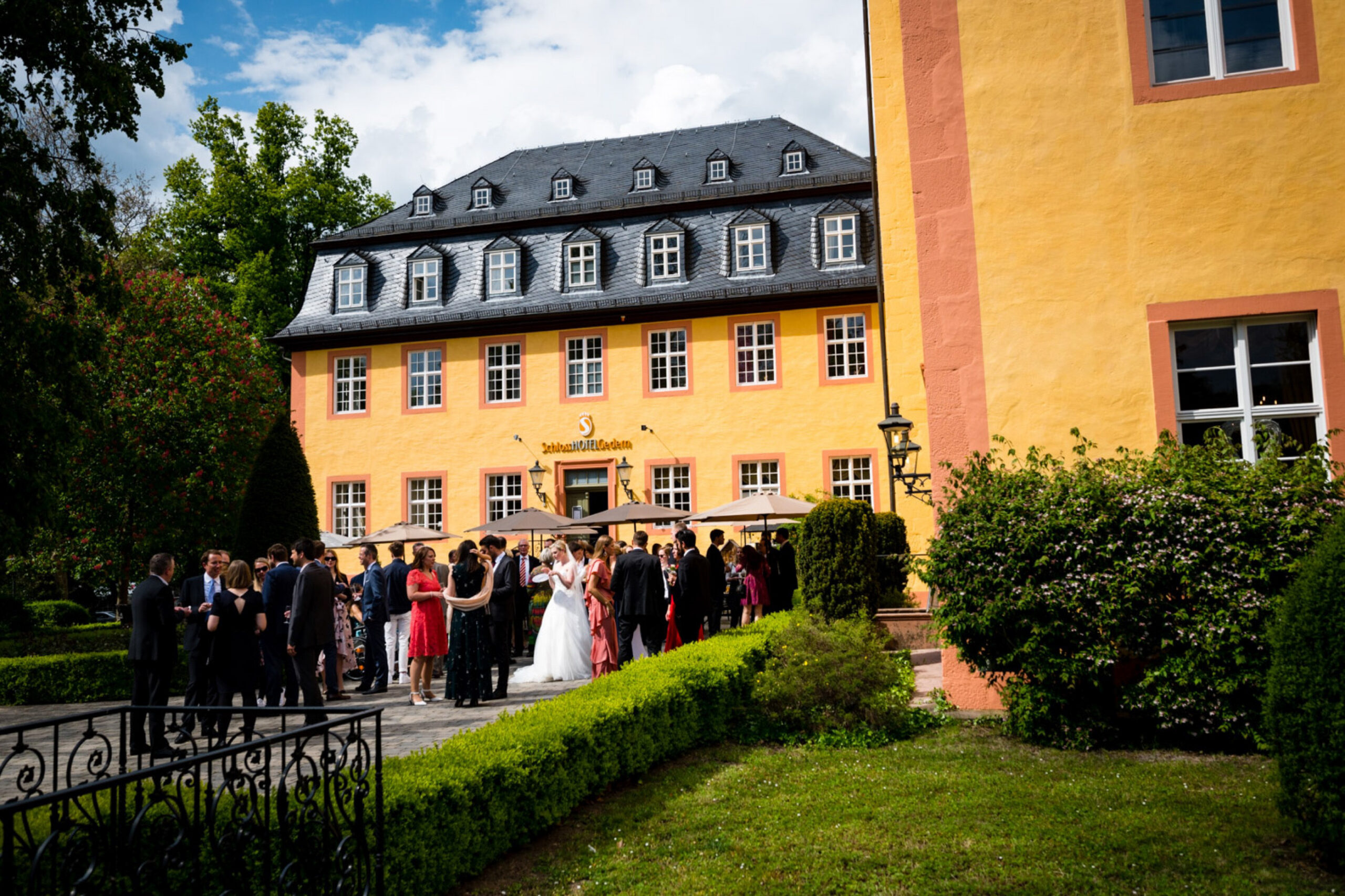 Hochzeitsgesellschaft während des Sektempfangs vor dem Schlosshotel Gedern