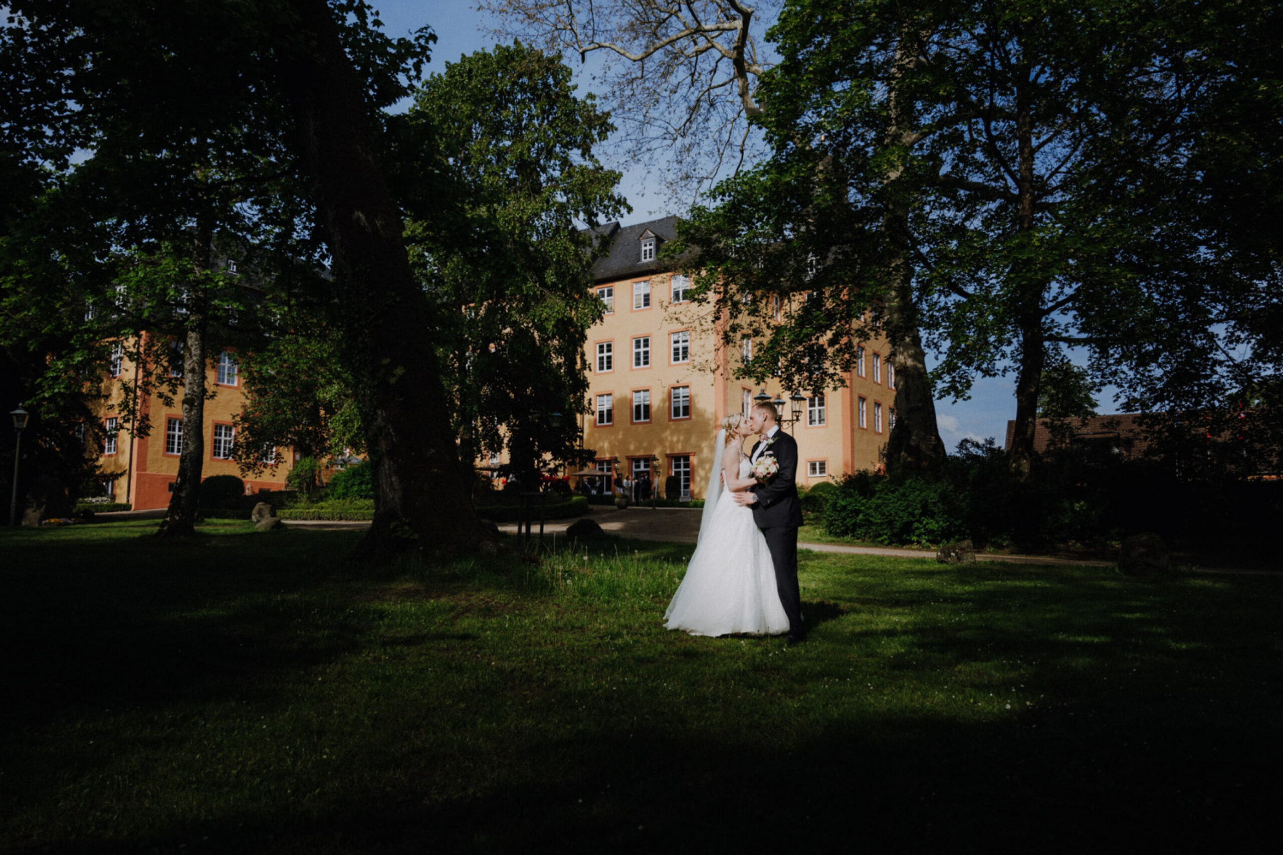 Brautpaar im Park beim Paarshooting im Schlosshotel Gedern