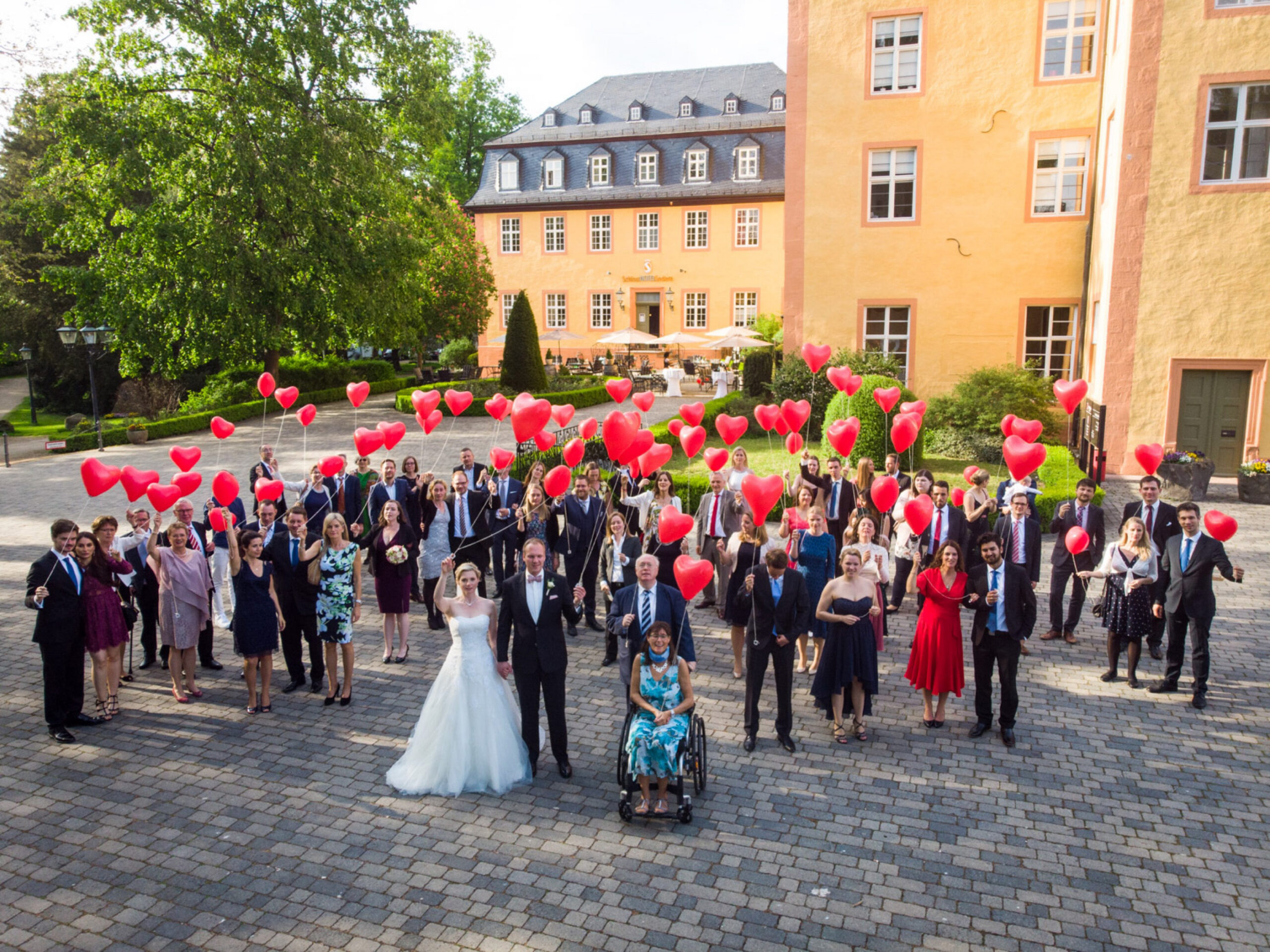 Gruppenbild vor dem Schlosshotel Gedern mit der Drohne aufgenommen