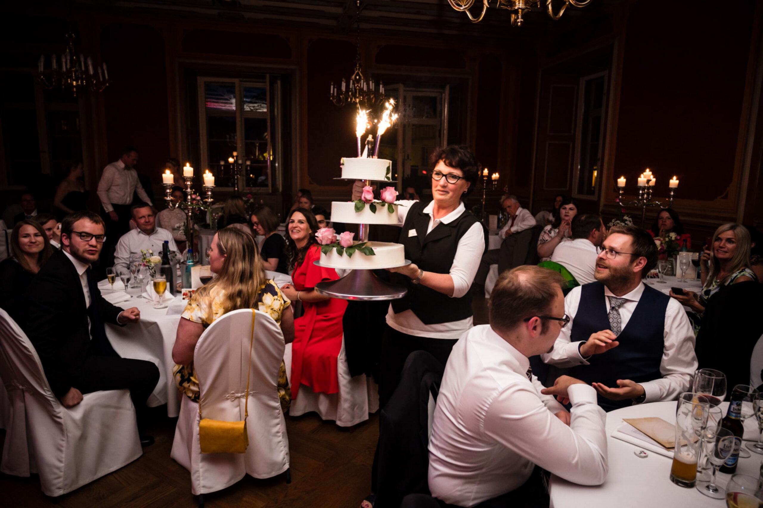 Hochzeitstorte wird in den Saal geführt im Schlosshotel Gedern im Wappensaal