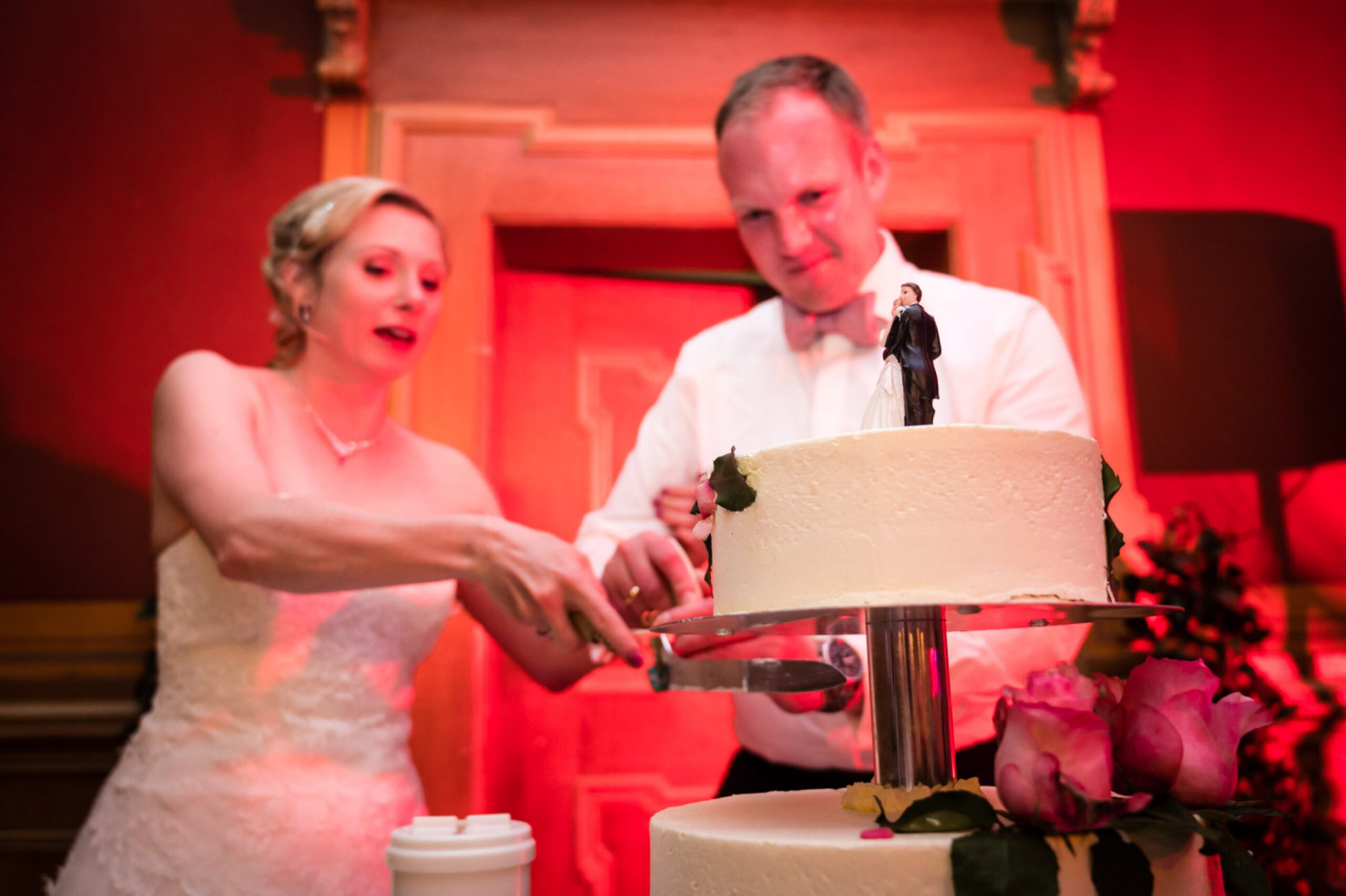 Hochzeitstorte Anschnitt des Brautpaars