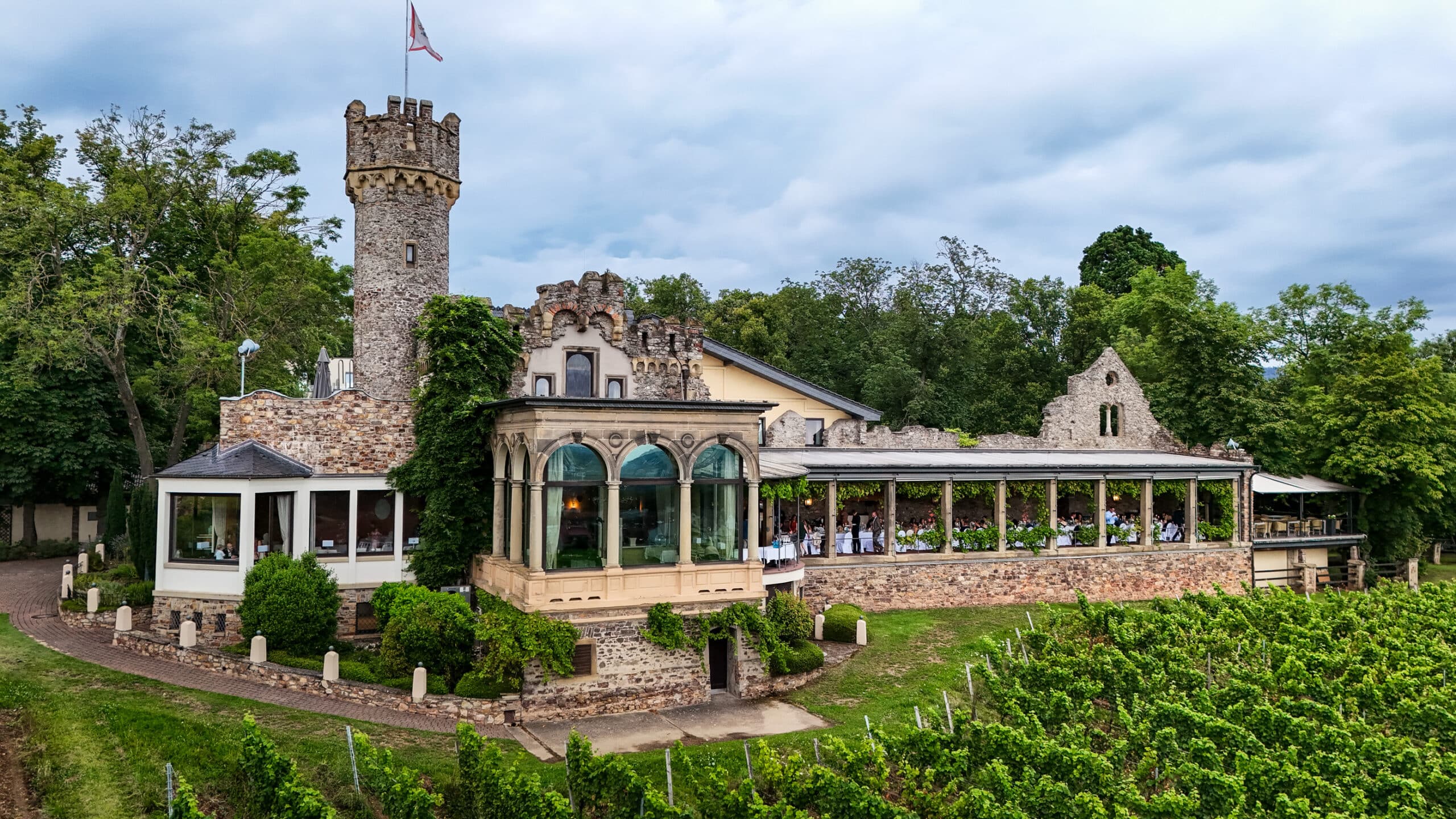 Blick auf die Burg Schwarzenstein in Geisenheim
