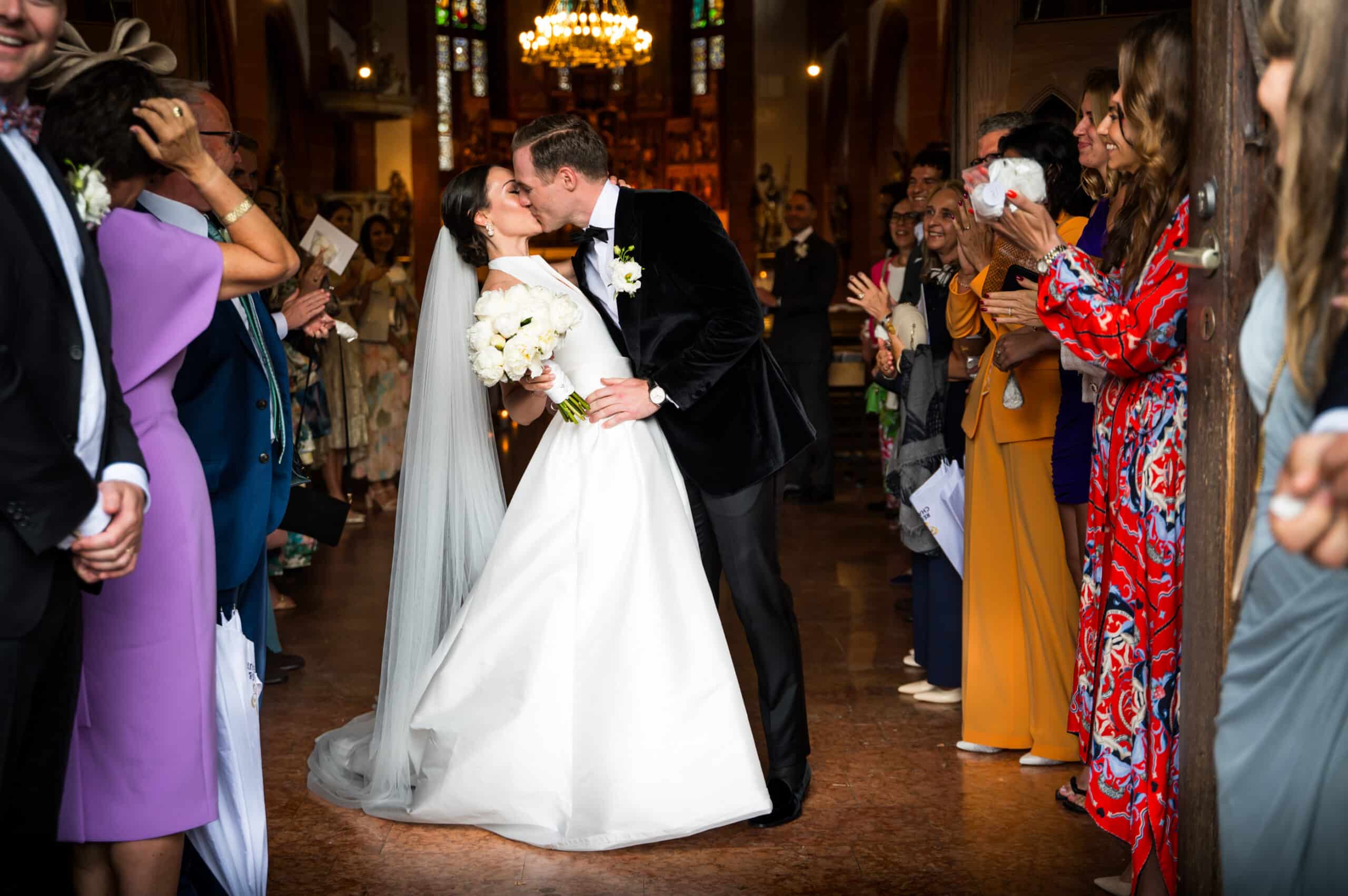 Brautpaar beim Auszug aus dem Geisenheimer Dom in Geisenheim