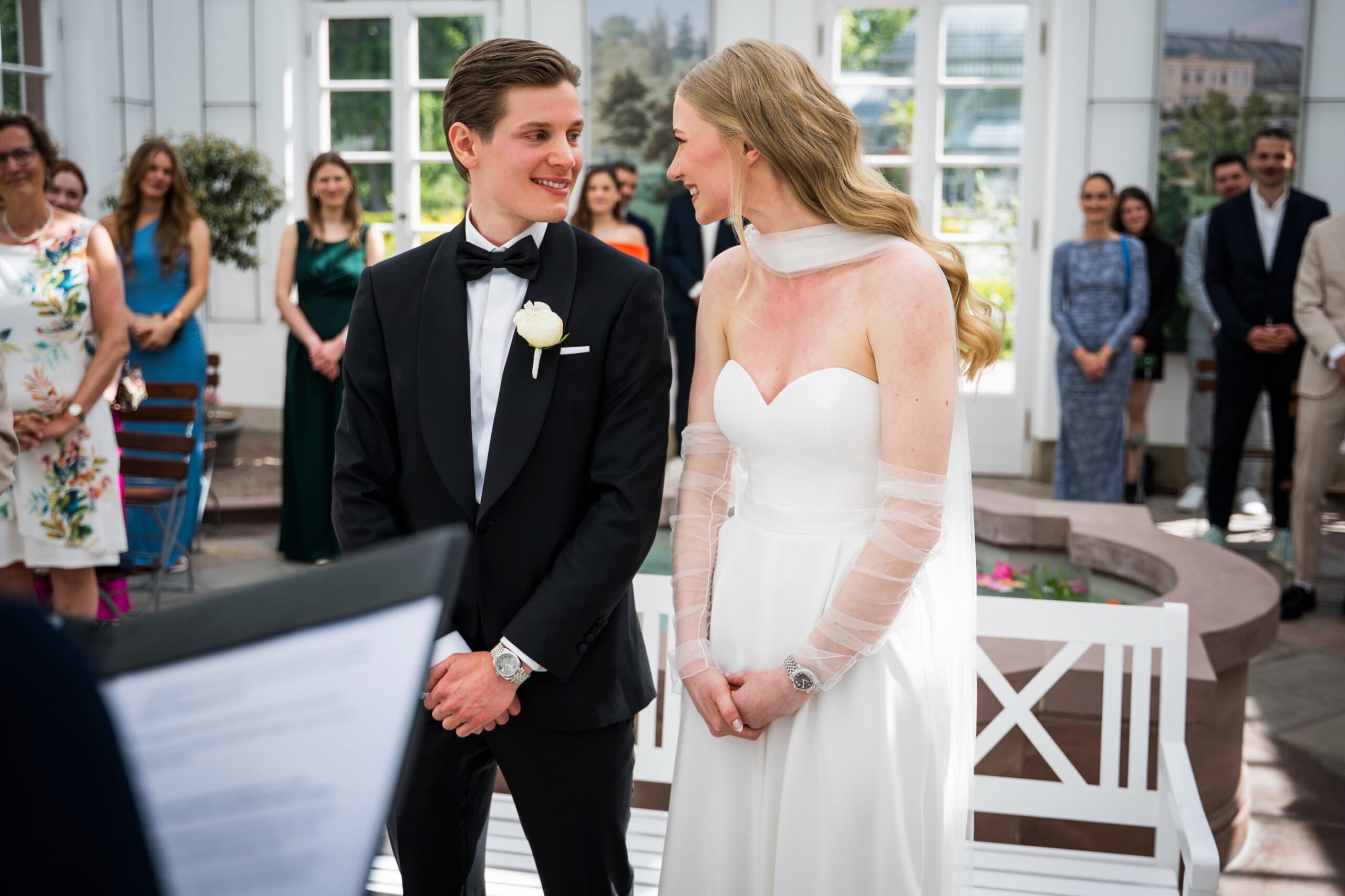 Eheleute beim Eheversprechen im Palmengarten Frankfurt am Main - Hochzeitsfotograf Tobias Schnurr