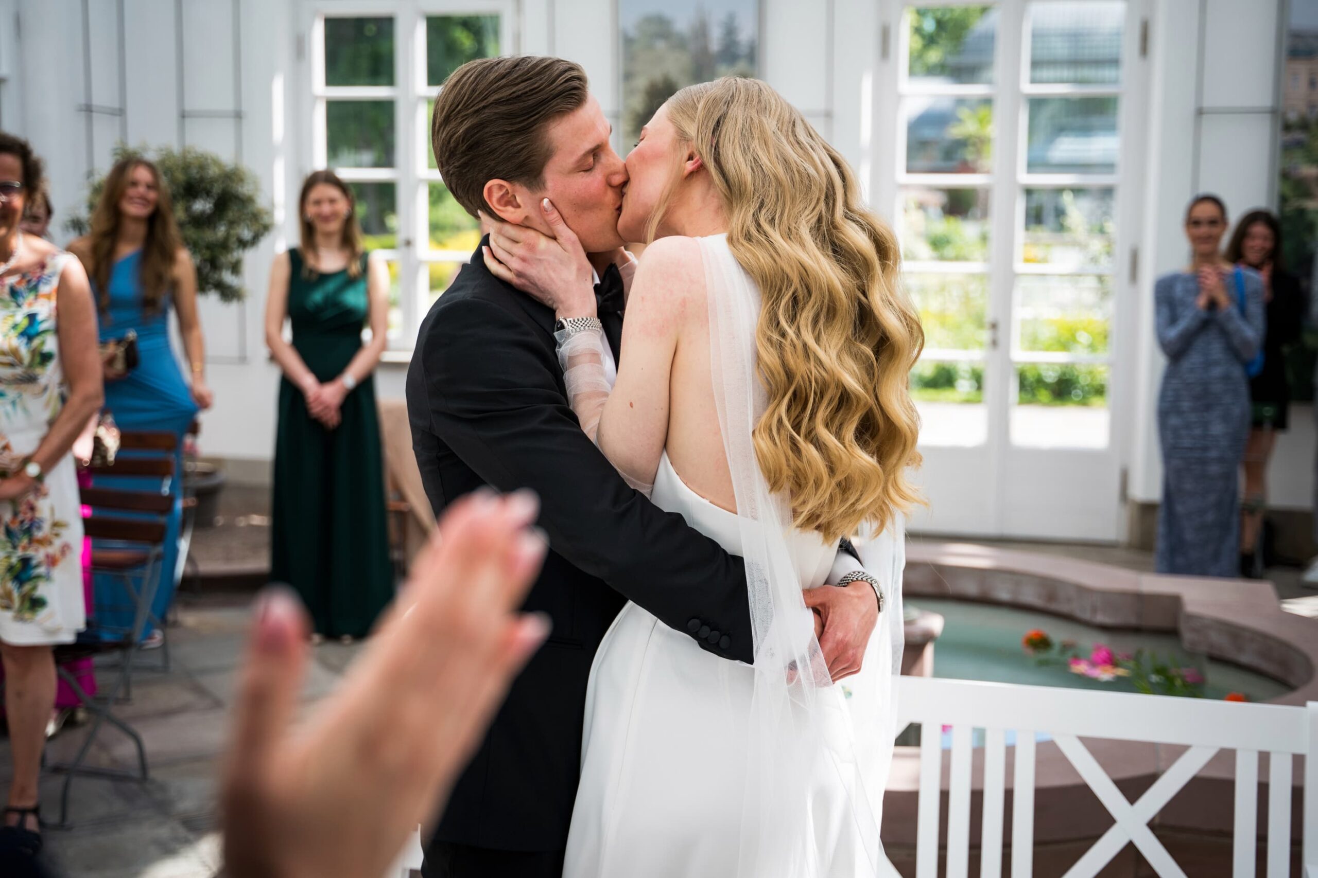 Eheleute beim Eheversprechen im Palmengarten Frankfurt am Main - Hochzeitsfotograf Tobias Schnurr