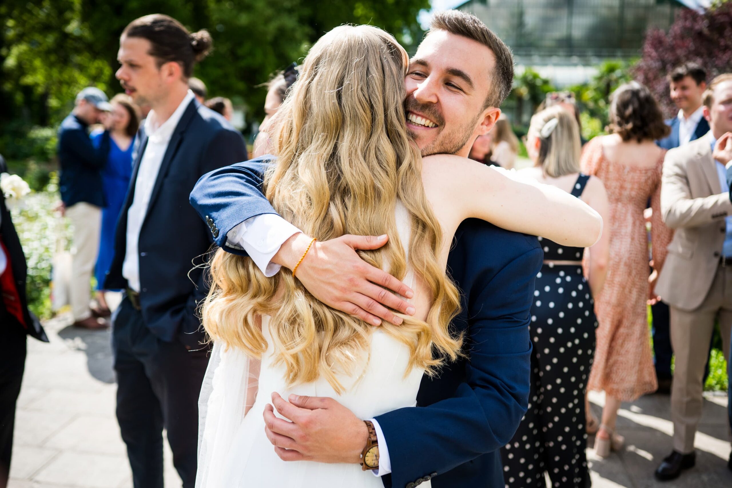 Gäste gratulieren dem Brautpaar nach der Trauung im Palmengarten Frankfurt
