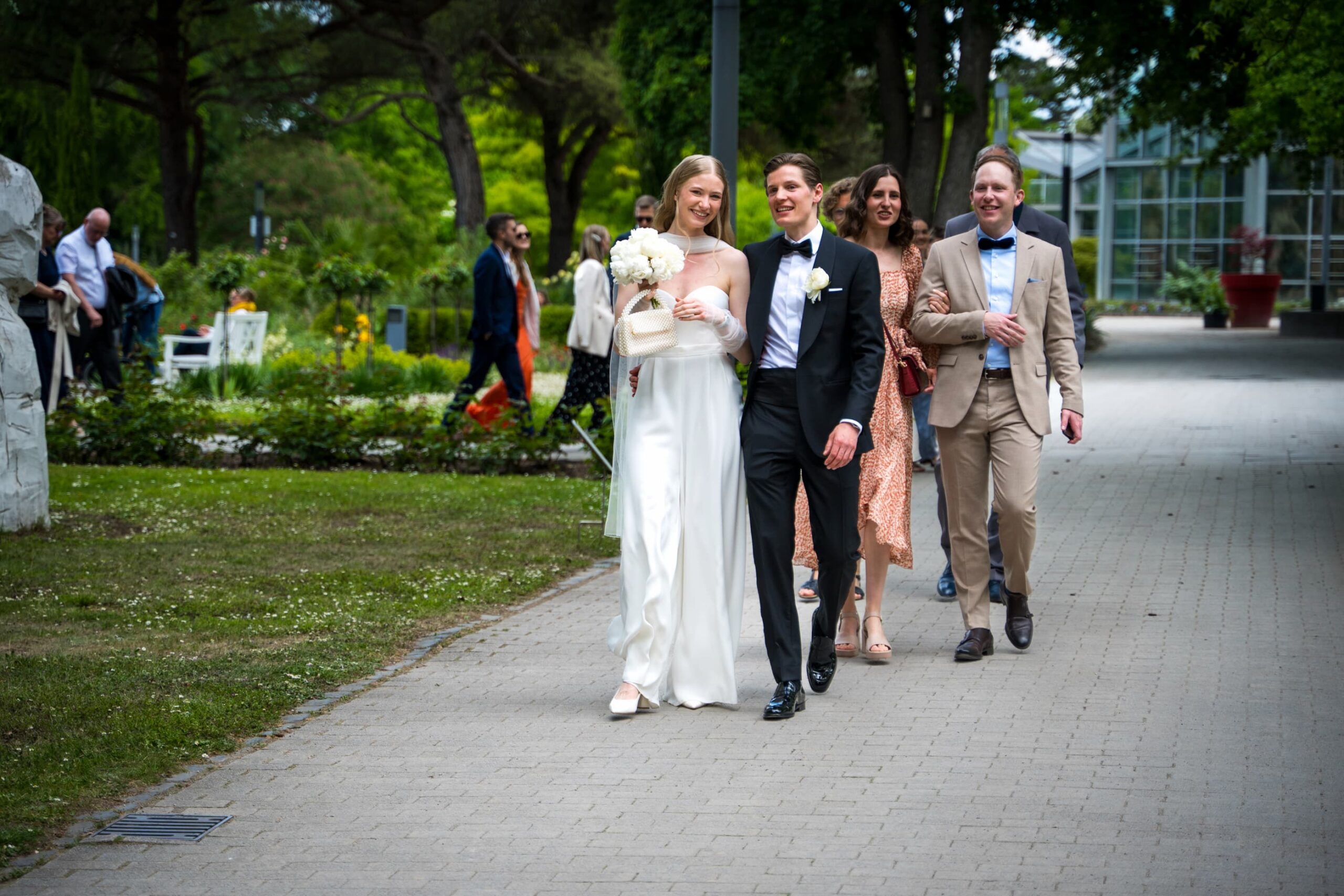 Brautpaar im Palmengarten auf dem Weg zum Gesellschaftshaus