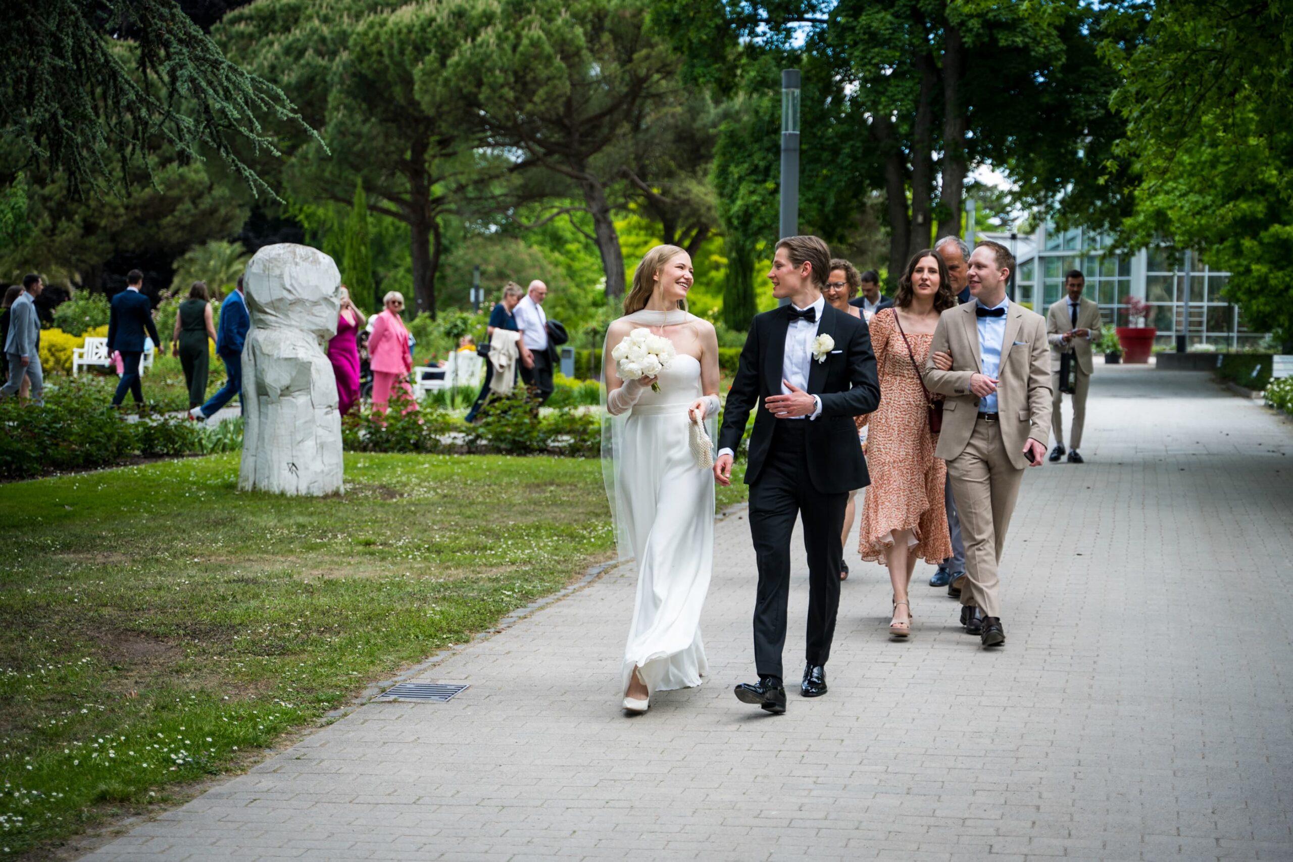 Brautpaar im Palmengarten auf dem Weg zum Gesellschaftshaus