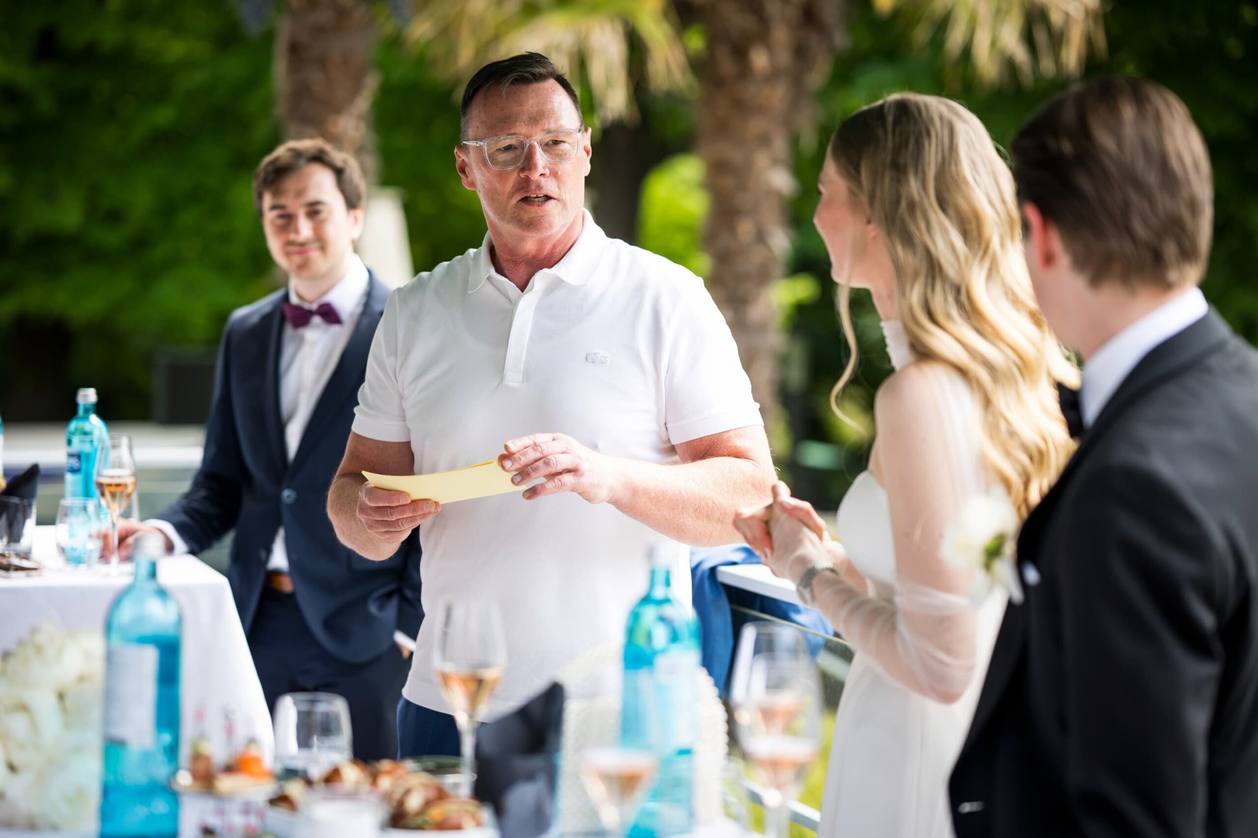 Brautvater hält eine Rede auf der Terrasse des Gesellschaftshauses