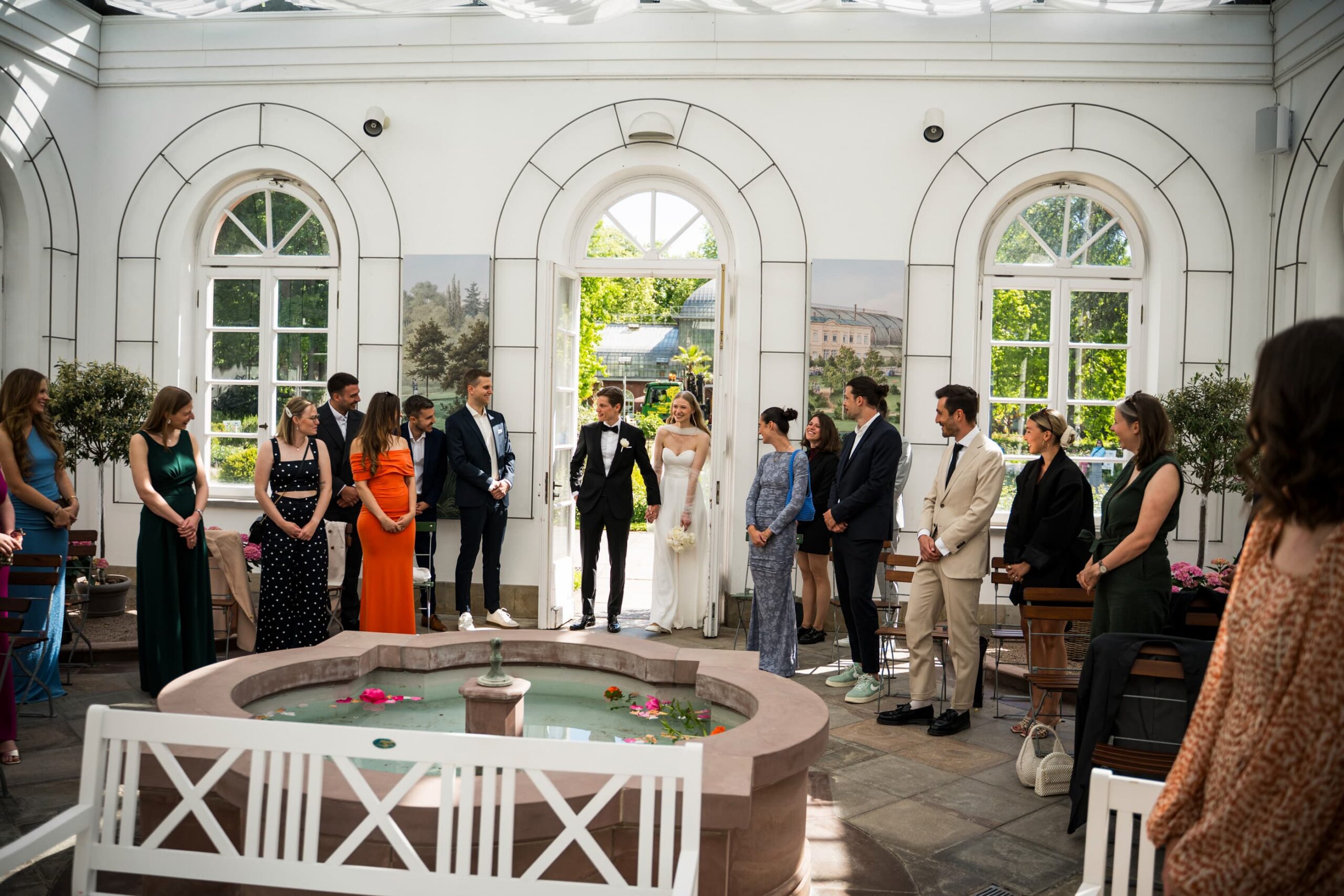Eheleute während der Trauung im Haus Rosenbrunn im Standesamt Palmengarten Frankfurt - Hochzeitsfotograf Tobias Schnurr