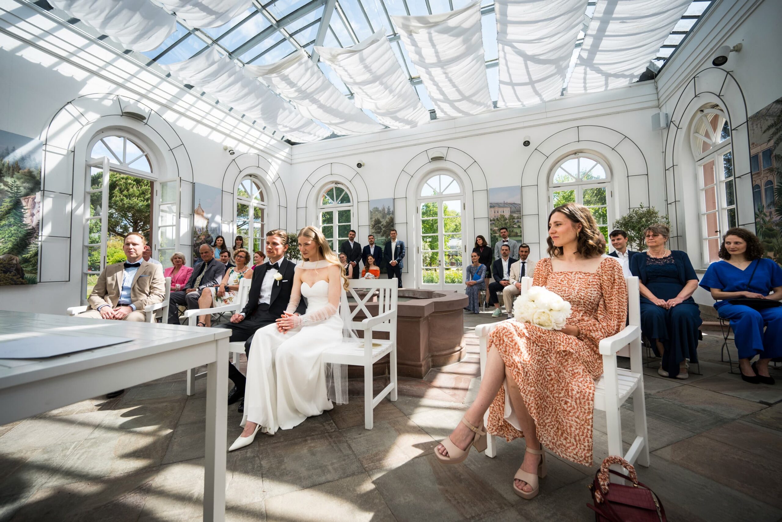 Eheleute während der Trauung im Haus Rosenbrunn im Standesamt Palmengarten Frankfurt - Hochzeitsfotograf Tobias Schnurr