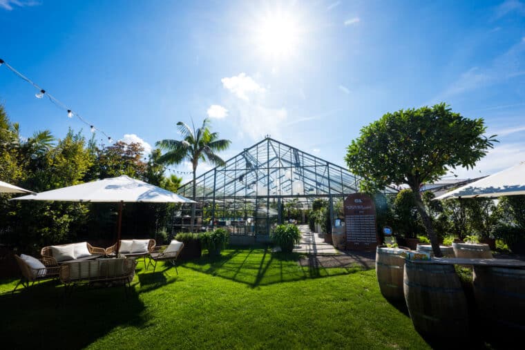 Hochzeitslokation Glashaus Decher in Karben - Blick auf das Glashaus bei strahlendem Sonnenschein