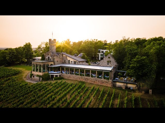 Burg Schwarzenstein Blick auf die burgterasse bei golden Hour