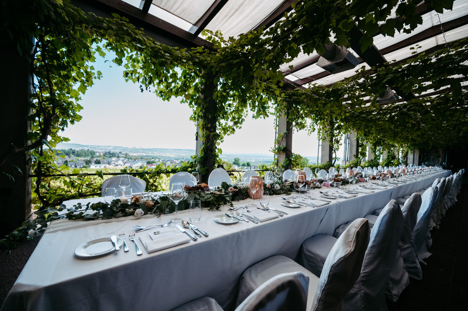 gedeckte Tafel auf der Burgterrasse auf Burg Schwarzenstein