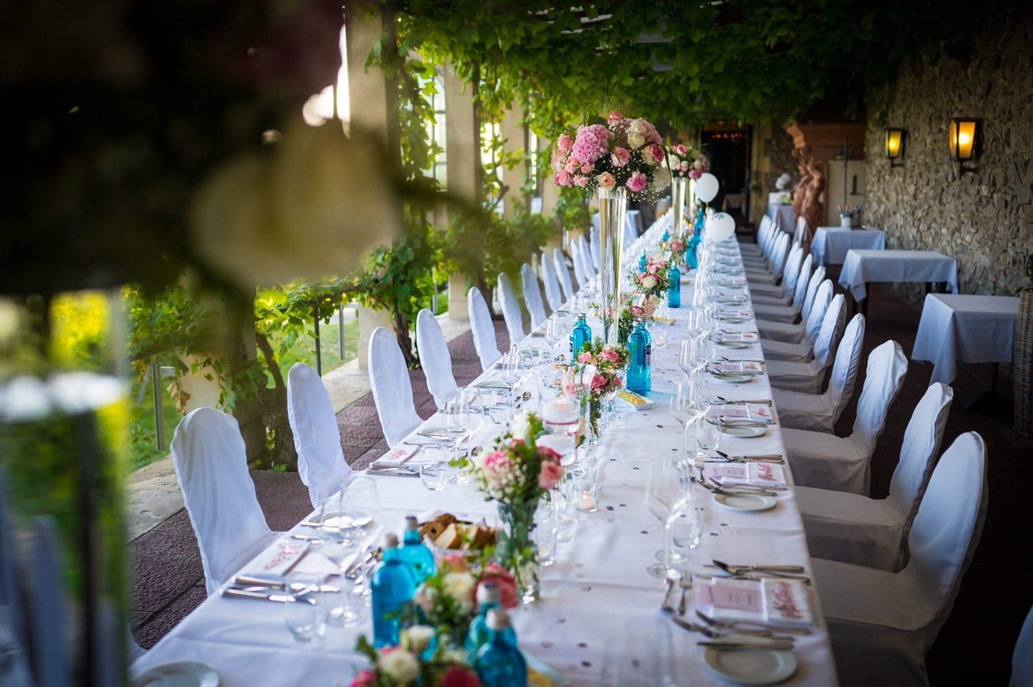 gedeckte Tafel auf der Burgterrasse auf Burg Schwarzenstein
