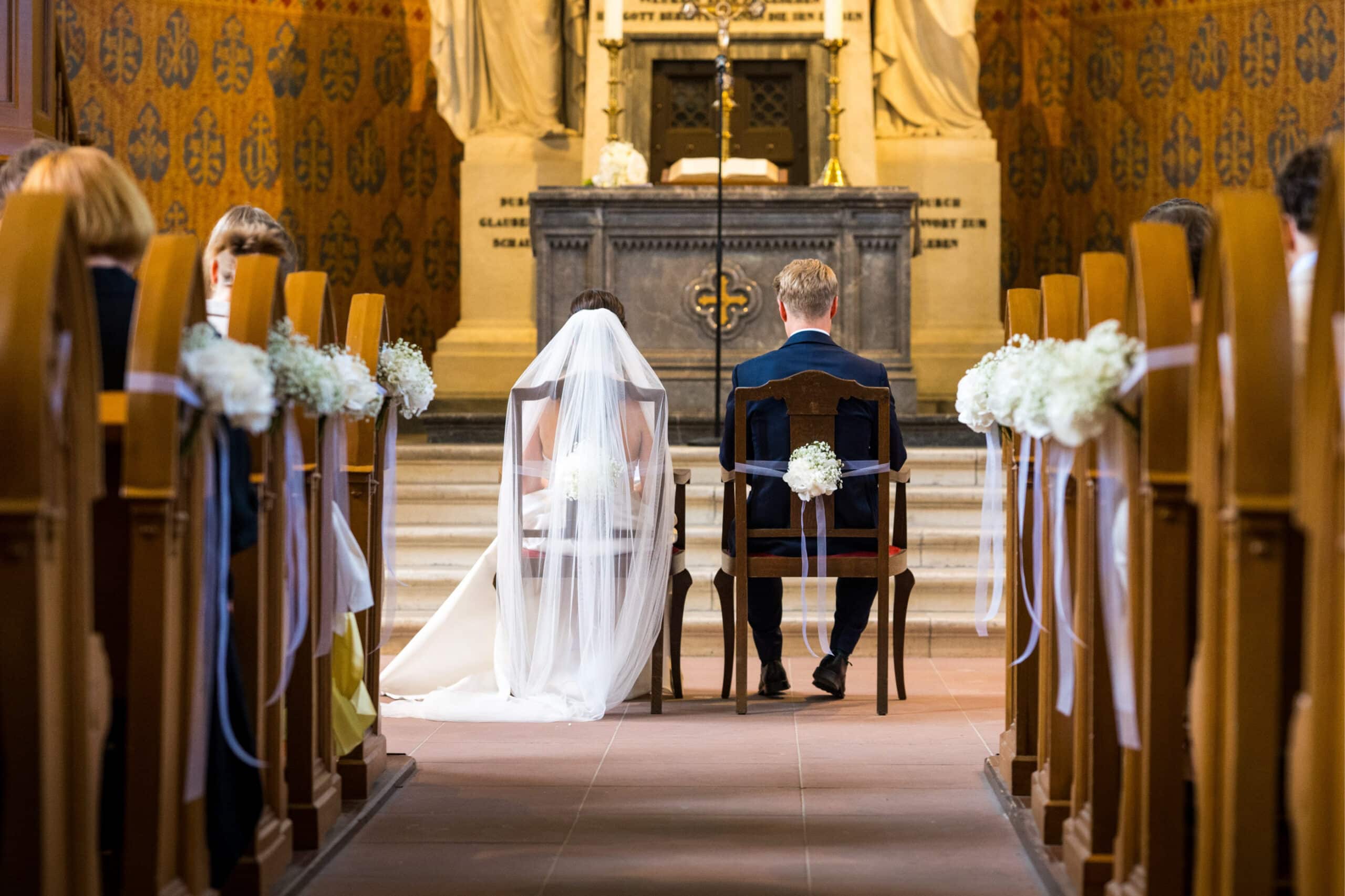 Brautpaar in der Johanneskirche von hinten fotografiert