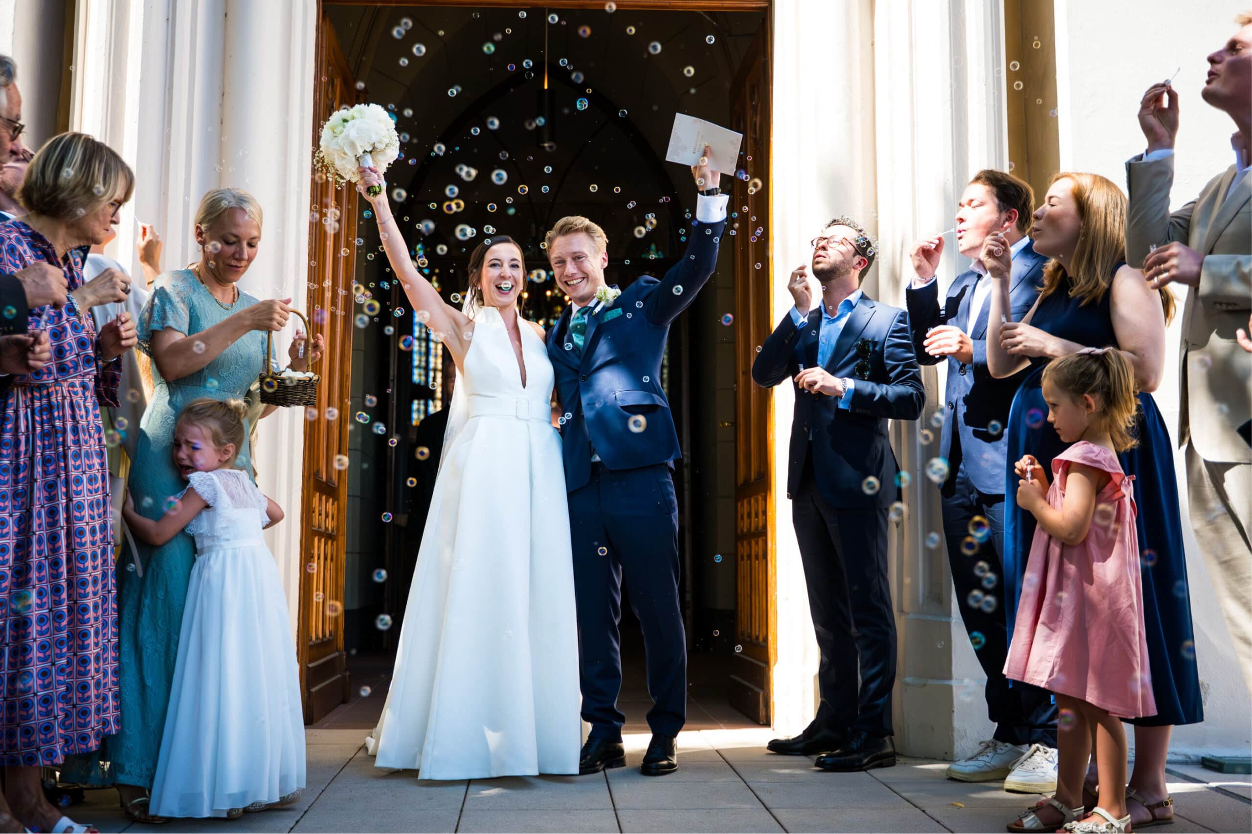 Brautpaar vor der Kirche in Eltville beim Feiern
