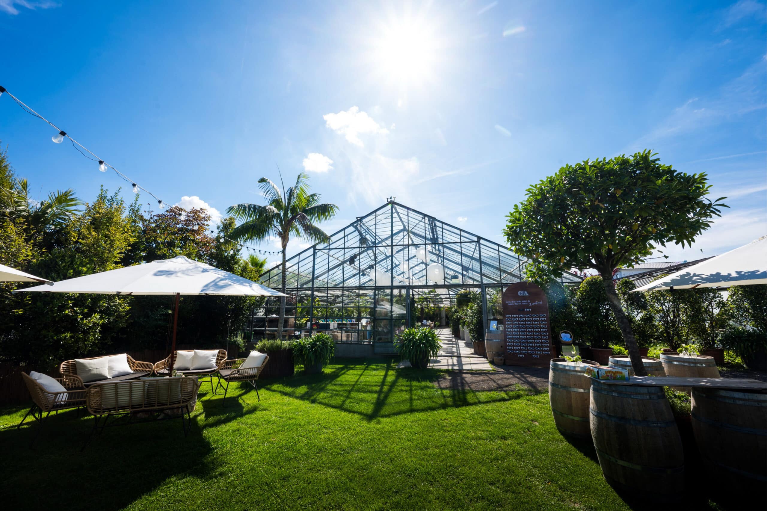 Blick auf ein Glashaus auf derHochzeitslocation Decher in Karben