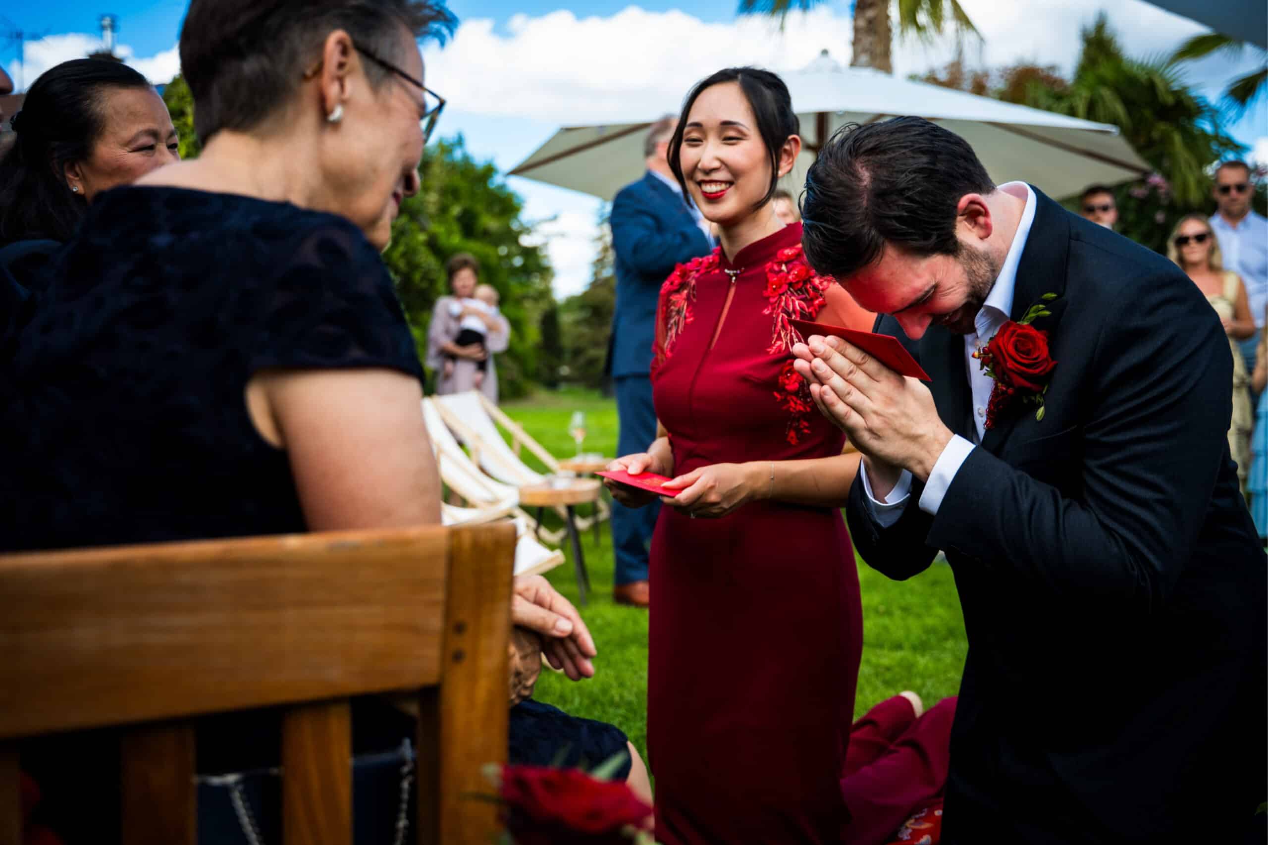 Bräutigam bei einer Teezeremonie in der Hochzeitslokation Glashaus Decher