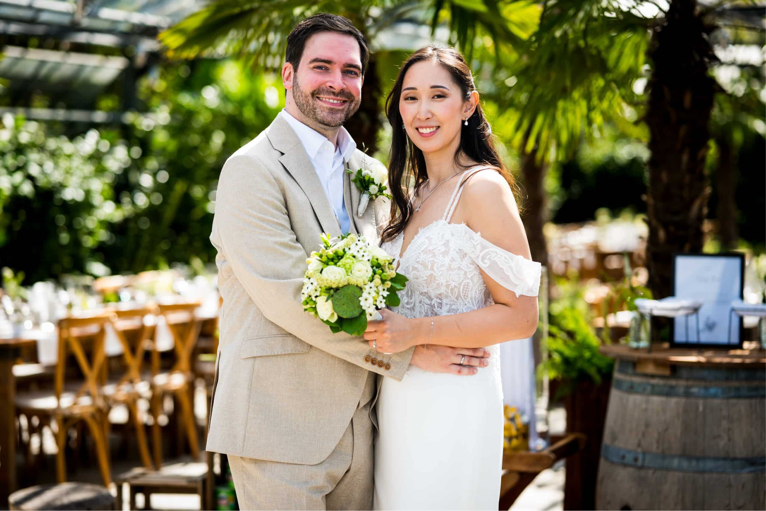 Brautpaar Shooting im Glashaus Decher in Karben mit Palmen im Hintergrund