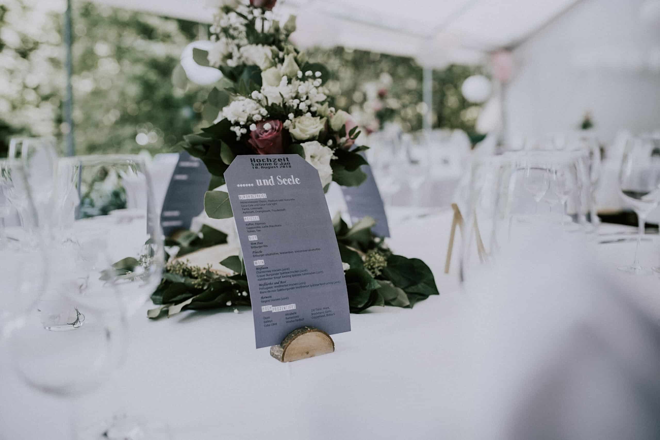 Dekorierter Tisch auf der Terrasse vom Weingut Junghof in Undenheim mit Menükarte