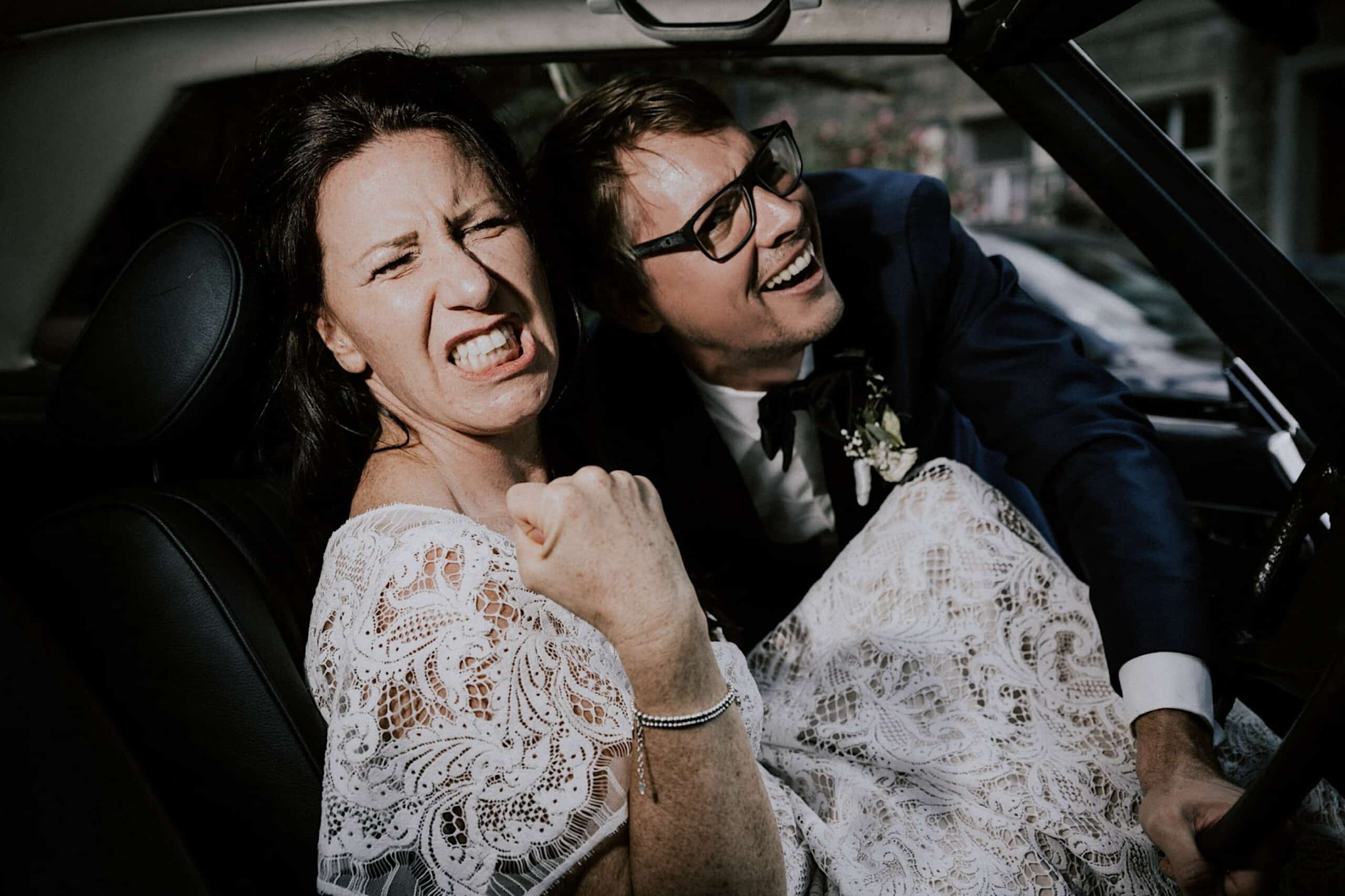 Brautpaar beim Shooting im Auto