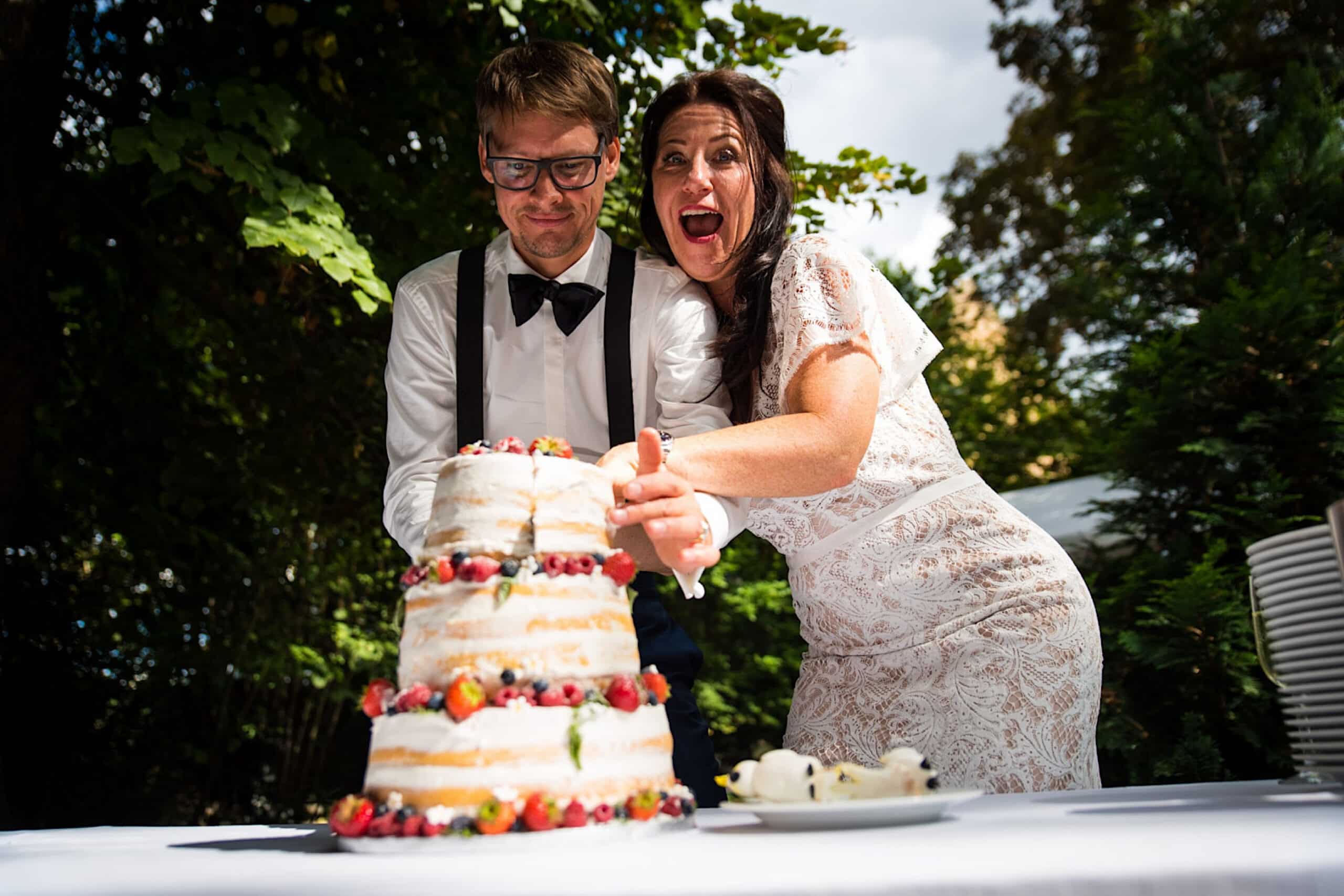Brautpaar beim Anschnitt der Hochzeitstorte