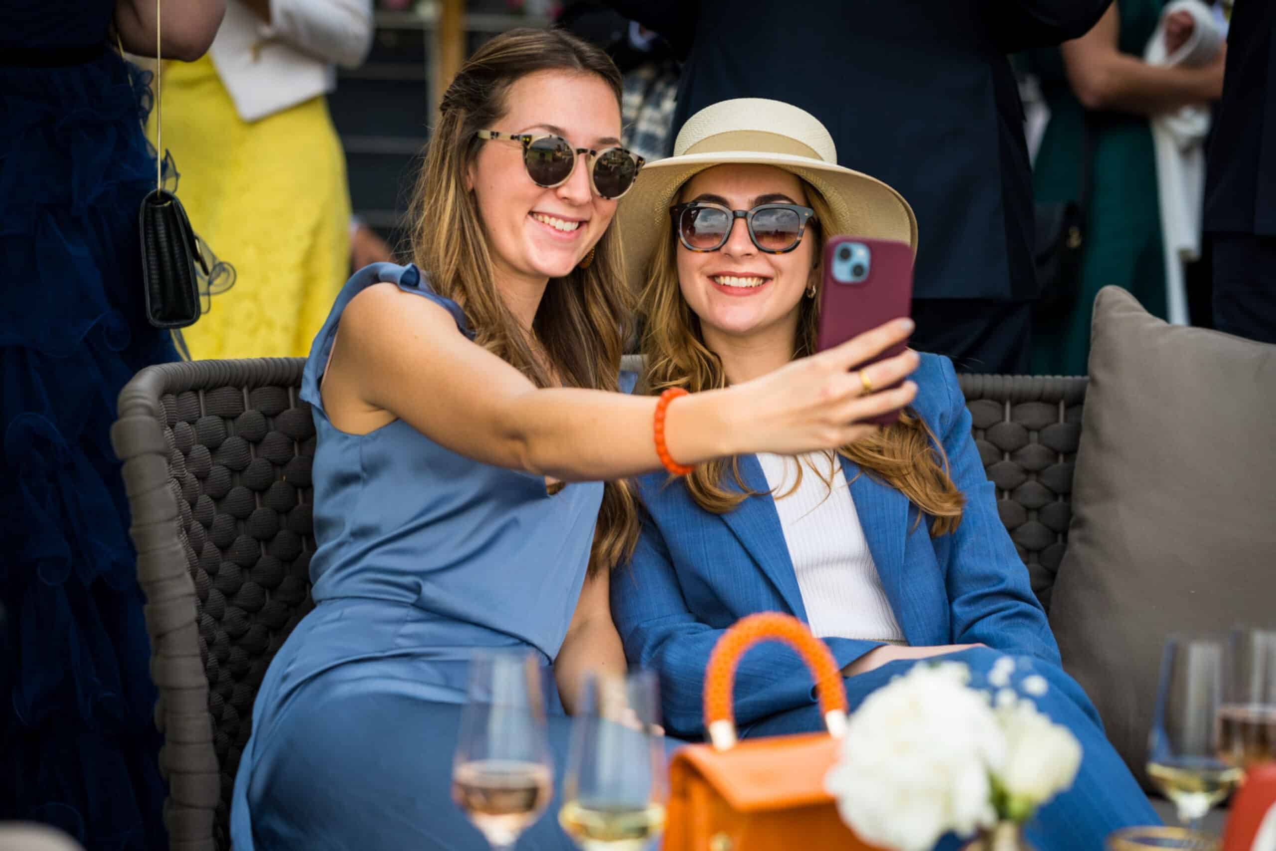 Hochzeitsgäste machen ein Selfie auf Burg Schwarzenstein