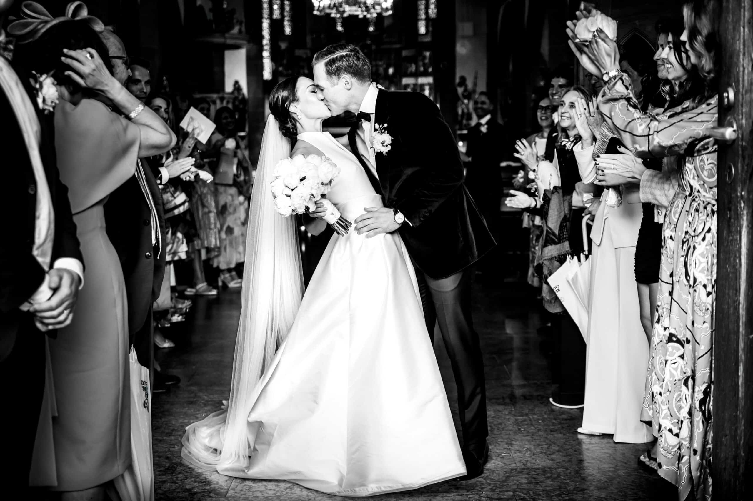 Brautpaar beim Auszug aus der Kirche und Feier auf Burg Schwarzenstein. Hochzeitsfotograf Frankfurt