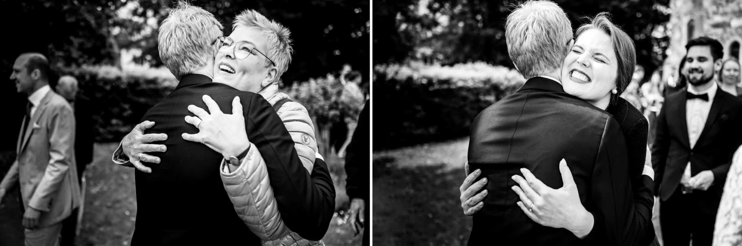 Hochzeitsgast gratuliert dem Bräutigam zur Hochzeit