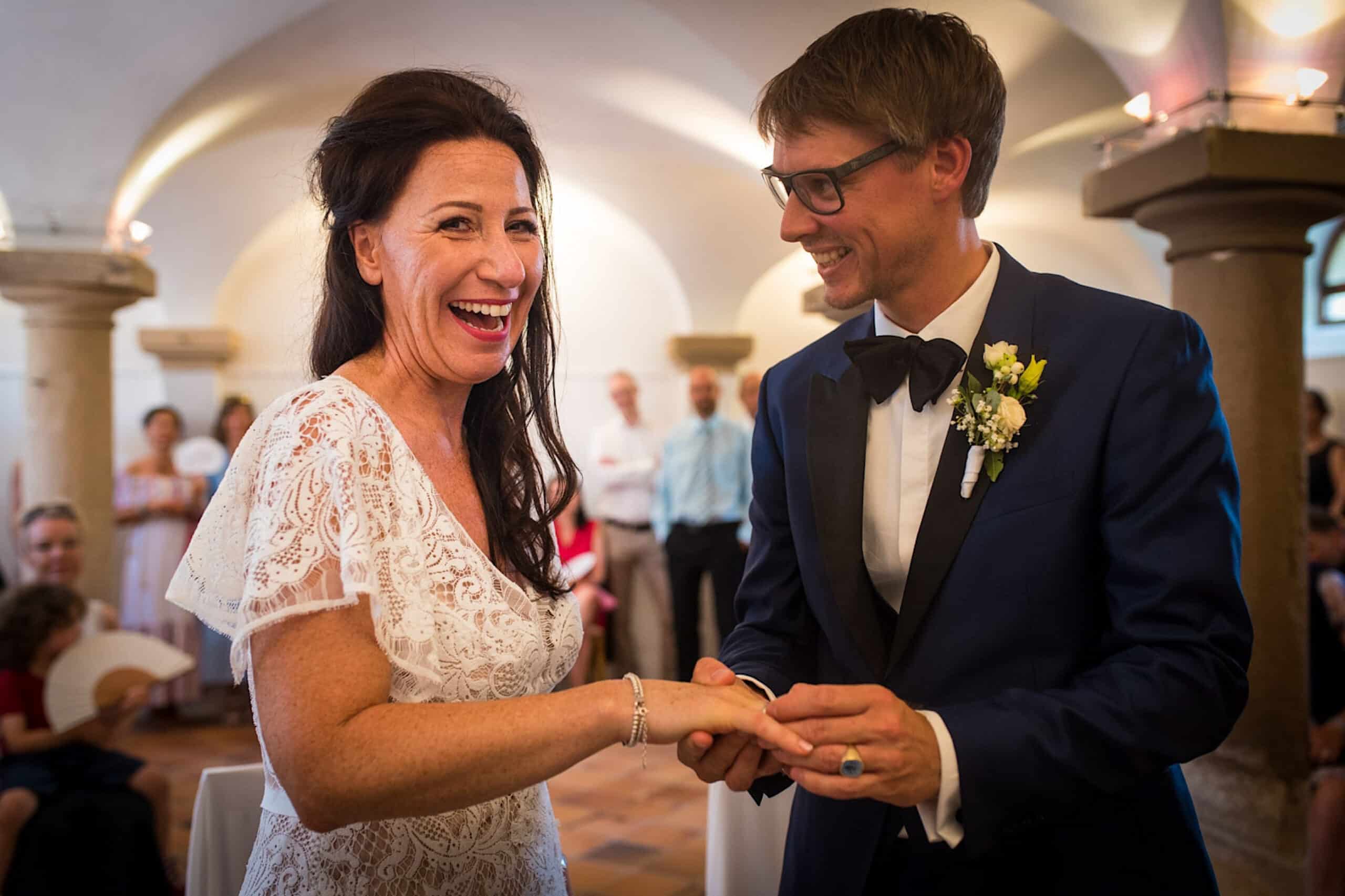 Bräutigam steckt den Ring seiner Frau an im Standesamt Undenheim