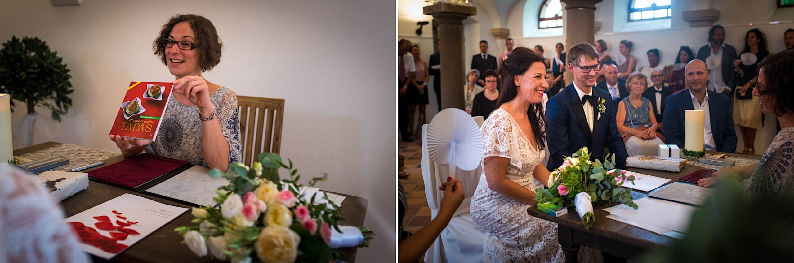 Standesbeamtin überreicht ein Geschenk der Gemeinde