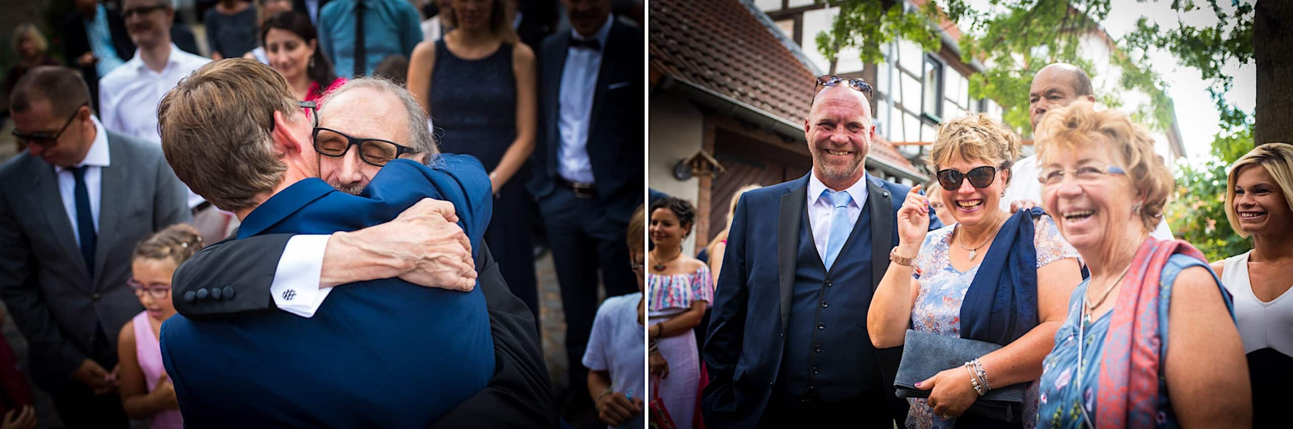 Gäste gratulieren dem Brautpaar