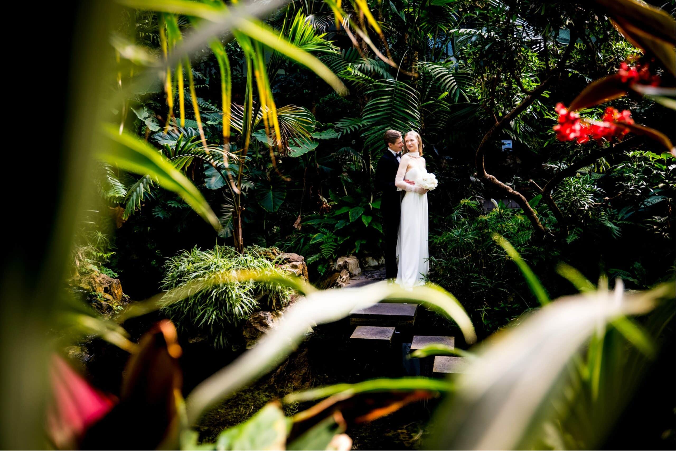 Brautpaar beim Paarshooing im Palmenhaus des Palmengartens Frankfurt
