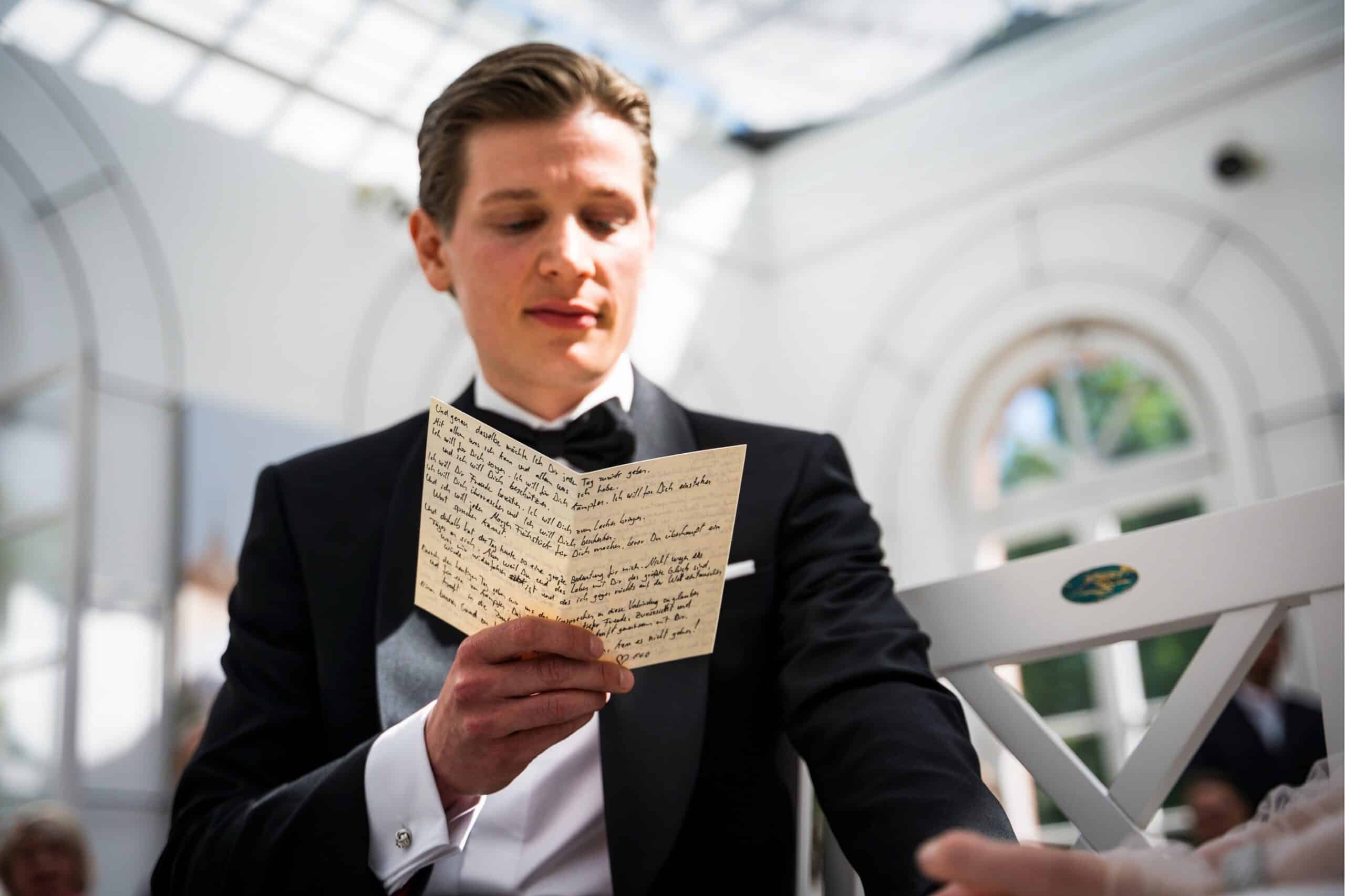 Bräutigam beim Eheversprechen im Haus Rosenbrunn des Standesamt Palmengarten