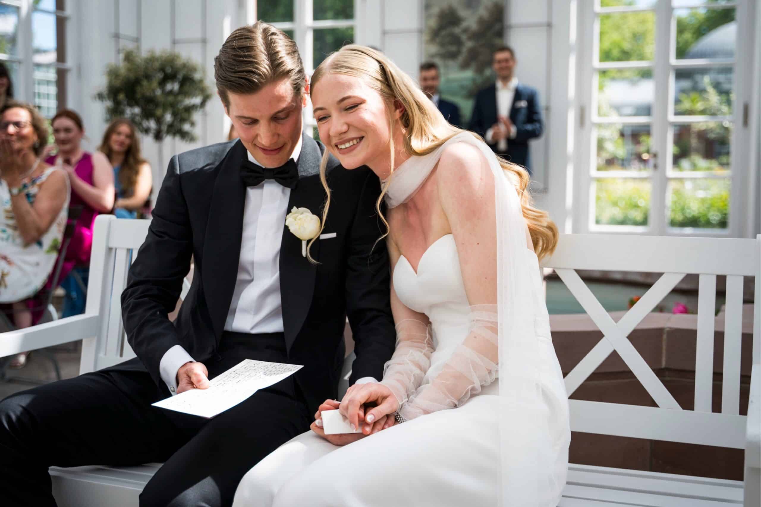 Glückliches Brautpaar im Haus Rosenbrunn im Palmengarten Frankfurt während der Hochzeitszeremonie.