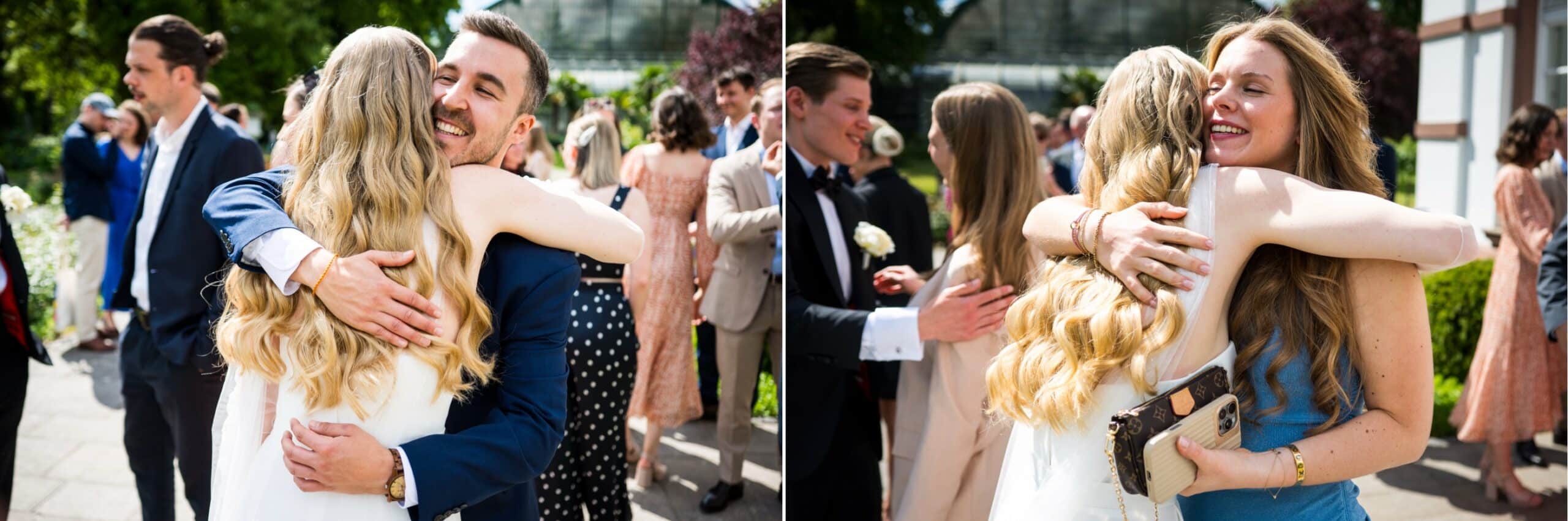 Brautpaar bekommt von Hochzeitsgästen nach der Trauung gratuliert im Palmengarten