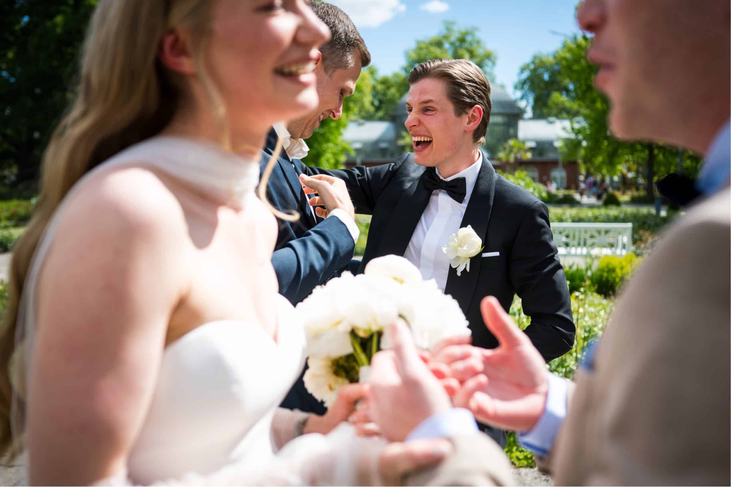 Bräutigam lacht bei den Gratulationen