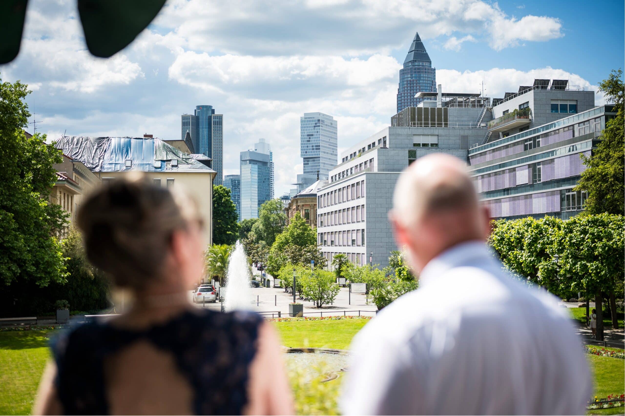Hochzeitsgäste blicken auf die Skyline Frankfurt