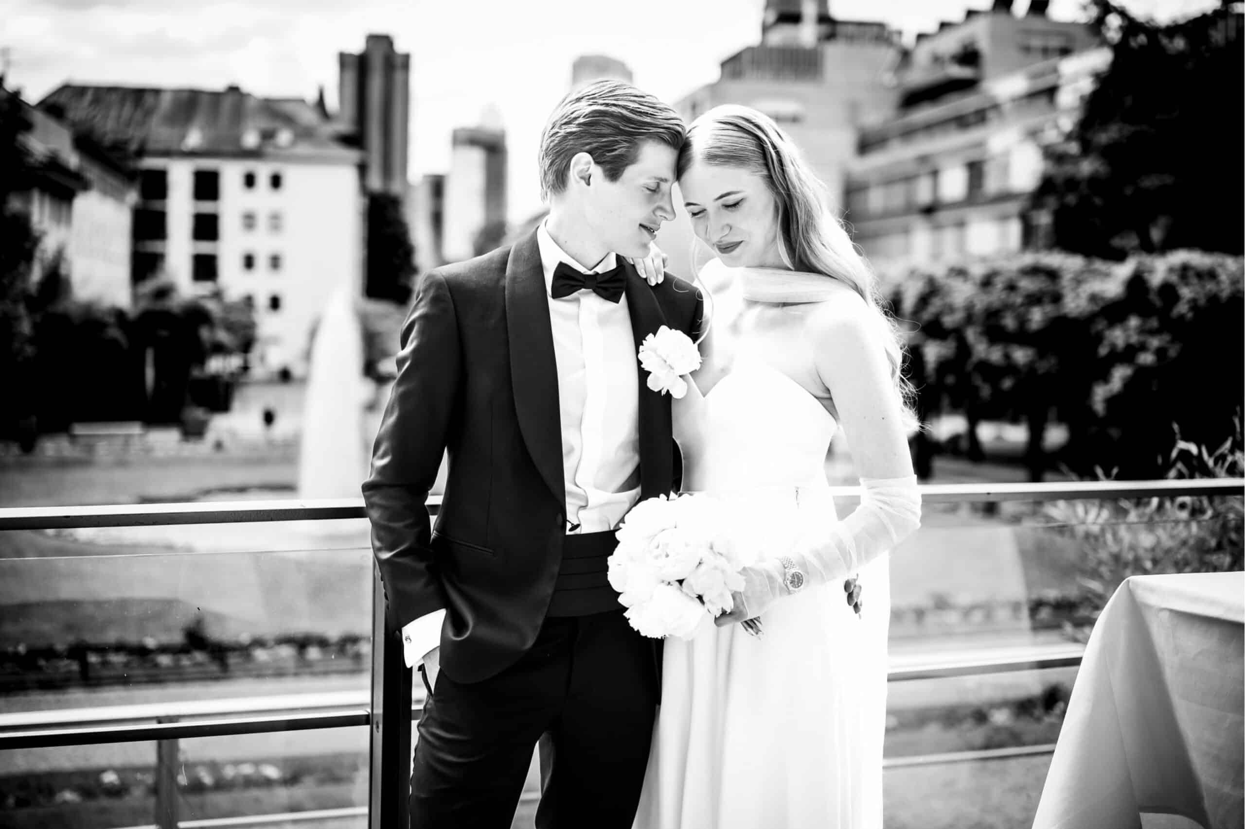 Brautpaar verliebt vereint auf der Terrasse des Gästehauses im Palmengarten Frankfurt am Min