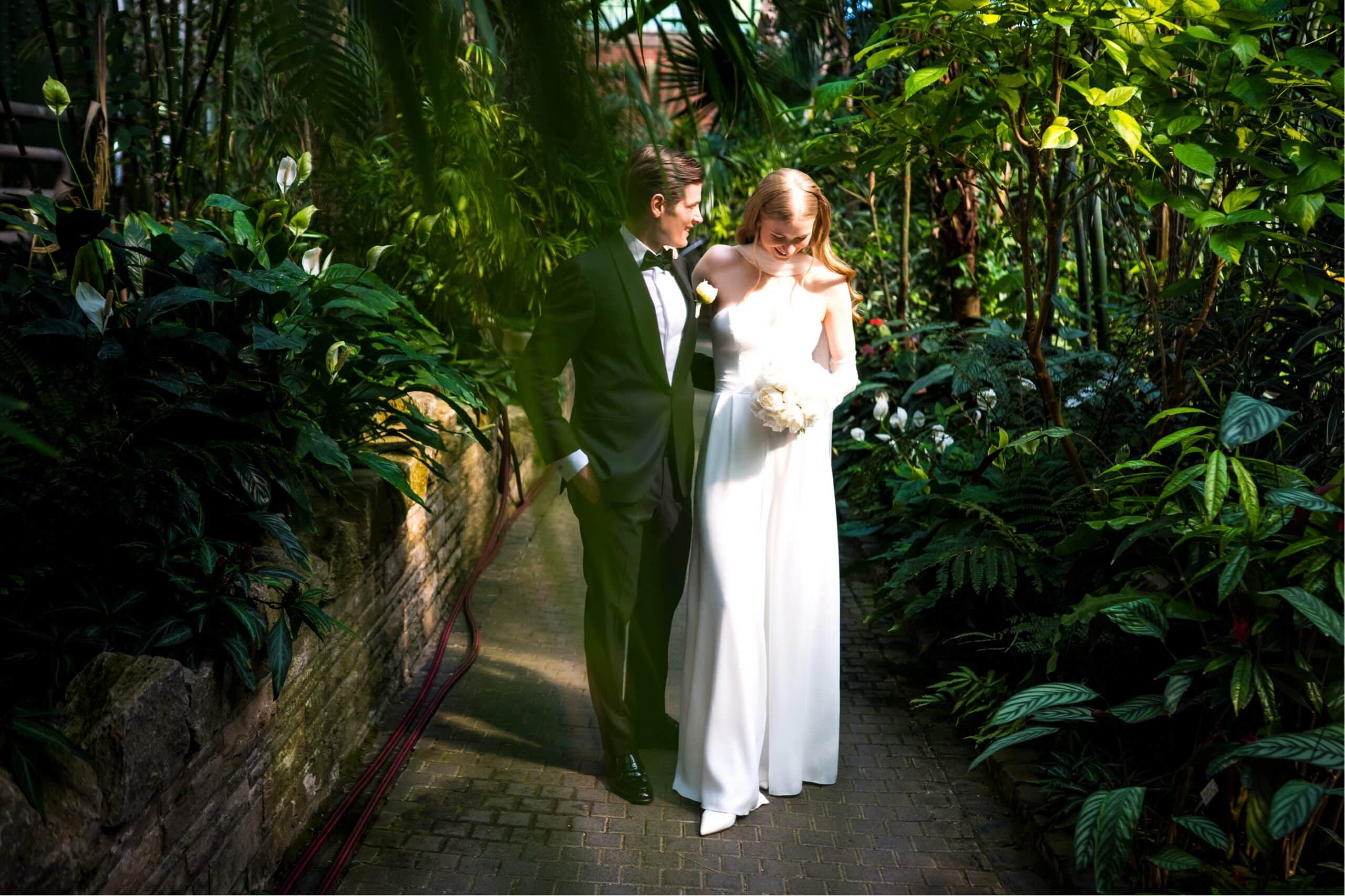 Brautpaar beim Paarshooing im Palmenhaus des Palmengartens Frankfurt