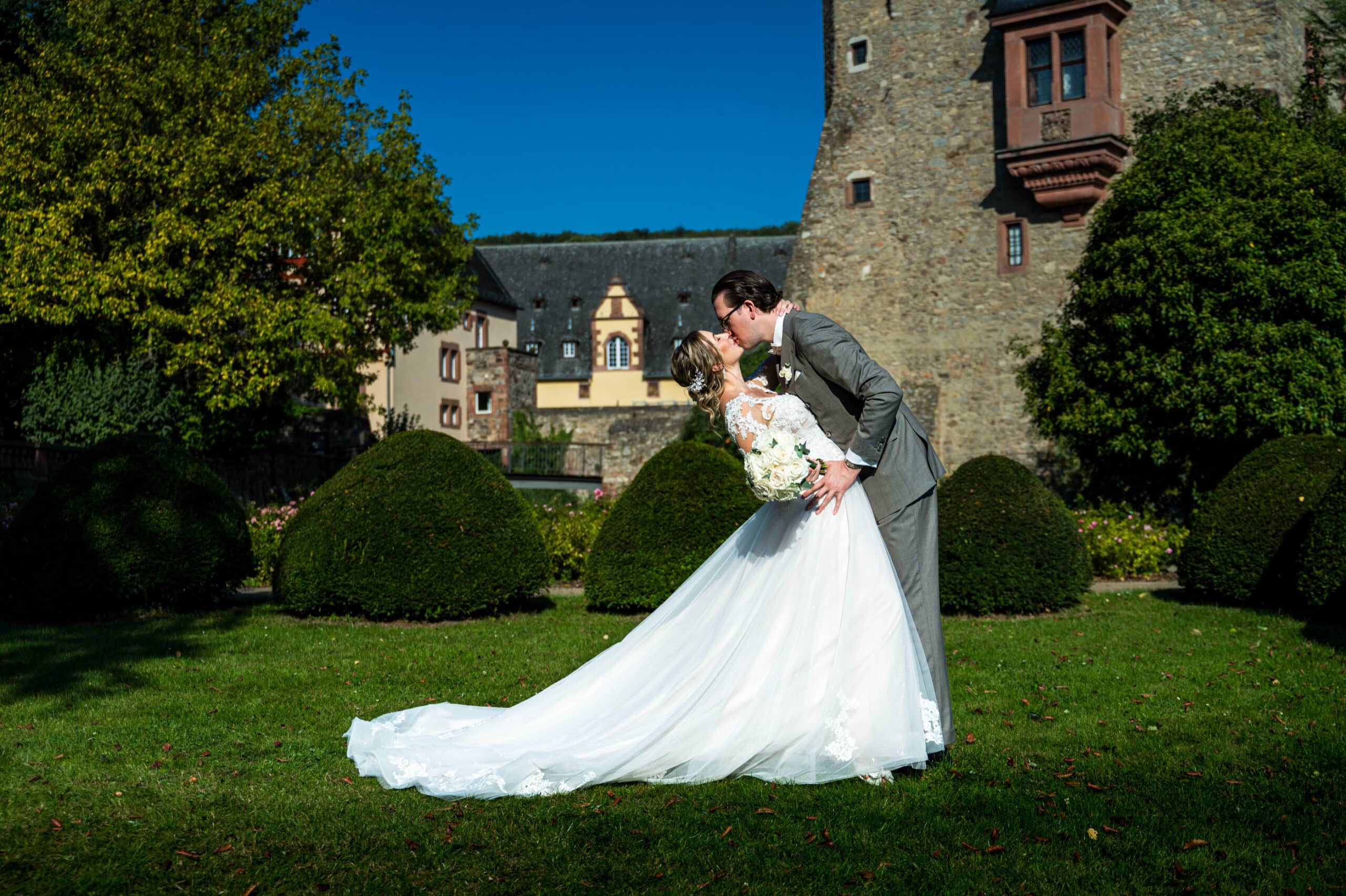 Brautpaar vor dem Schlossturm auf Schloss Vollrads beim Paarshooting