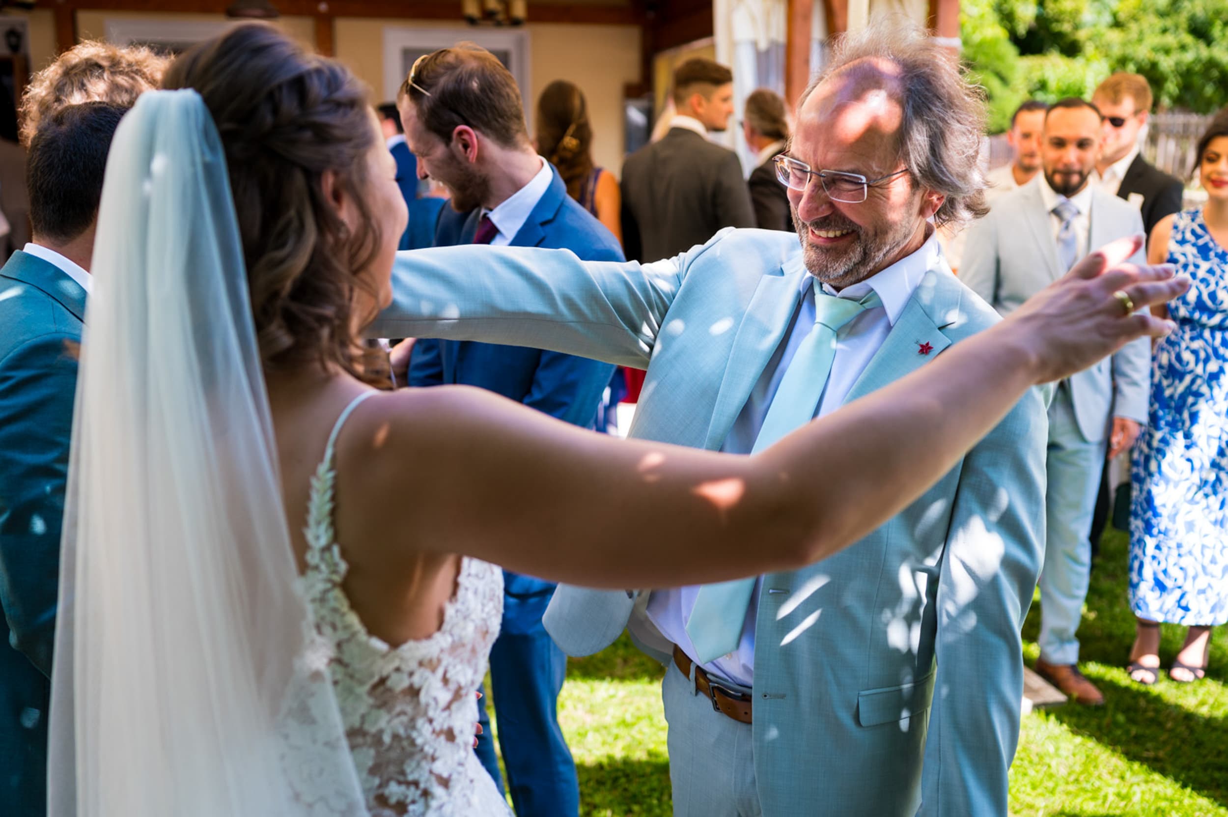 Gäste gratulieren dem Brautpaar
